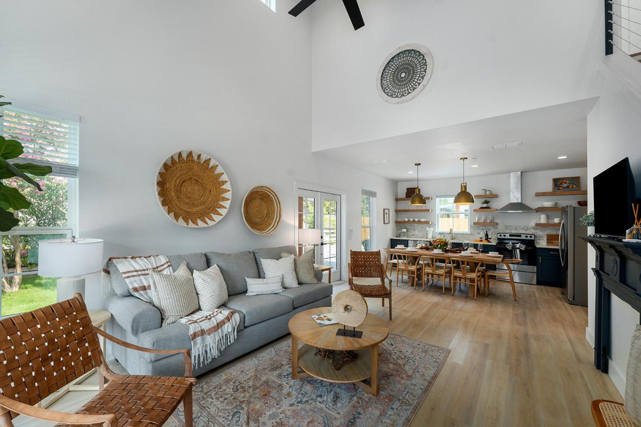 Rosé Retreat: Luxurious Getaway for 6, Hot Tub, Steps to Main Street view 3