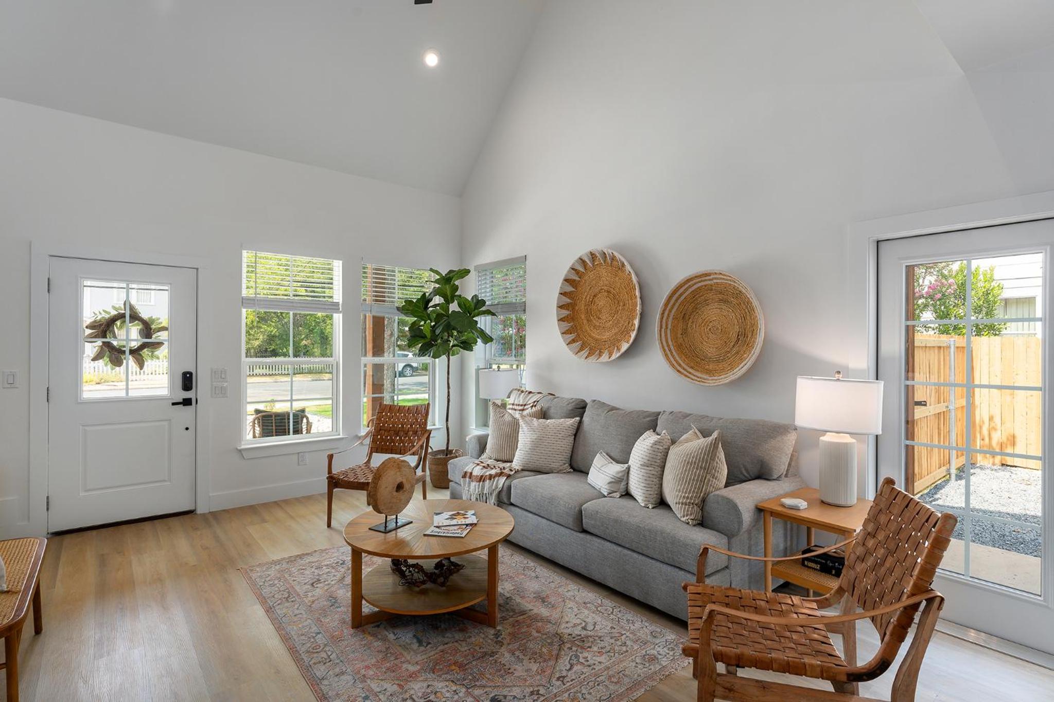 Rosé Retreat: Luxurious Getaway for 6, Hot Tub, Steps to Main Street view 4