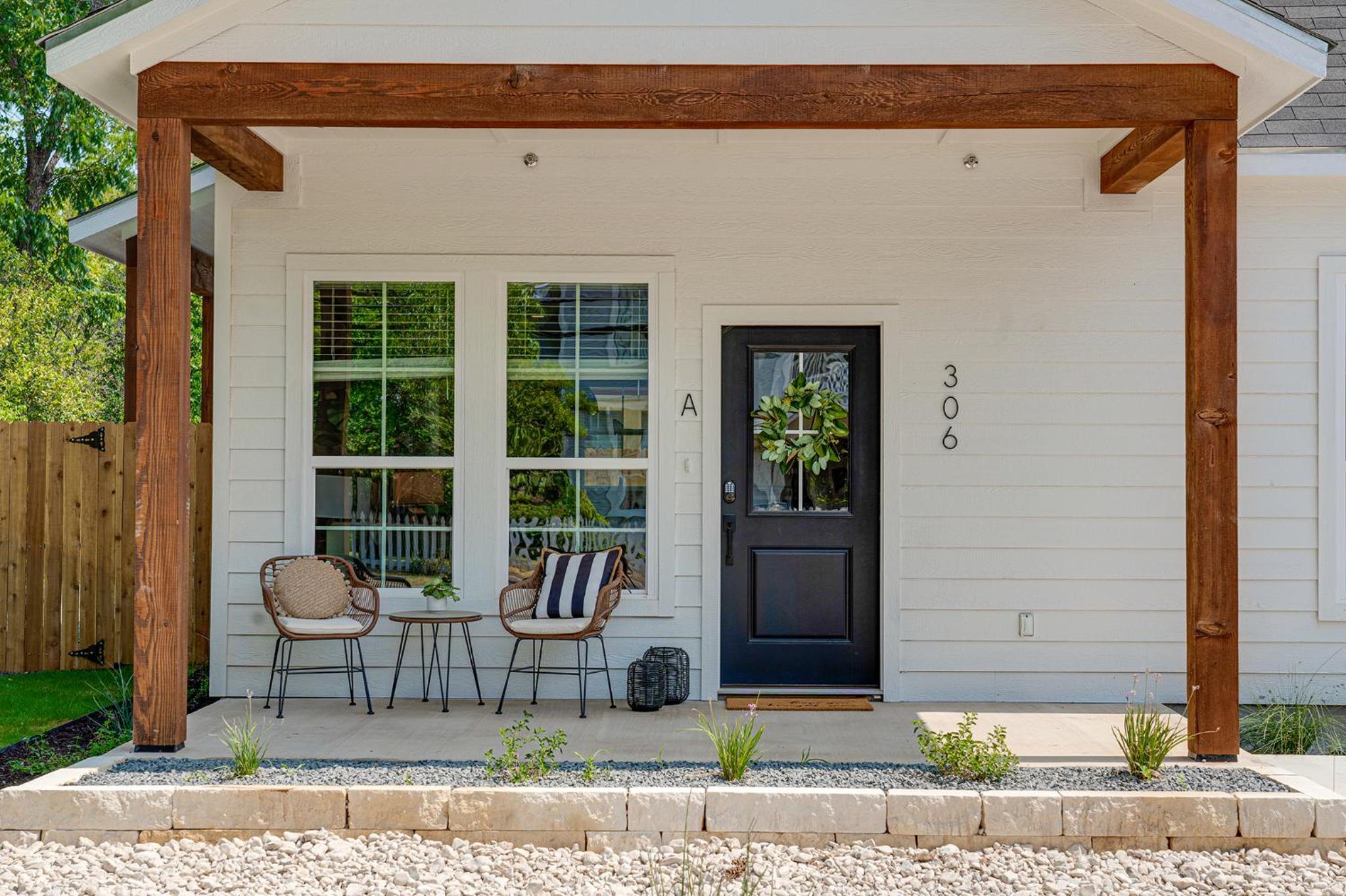 Rosé Retreat: Luxurious Getaway for 6, Hot Tub, Steps to Main Street view 2