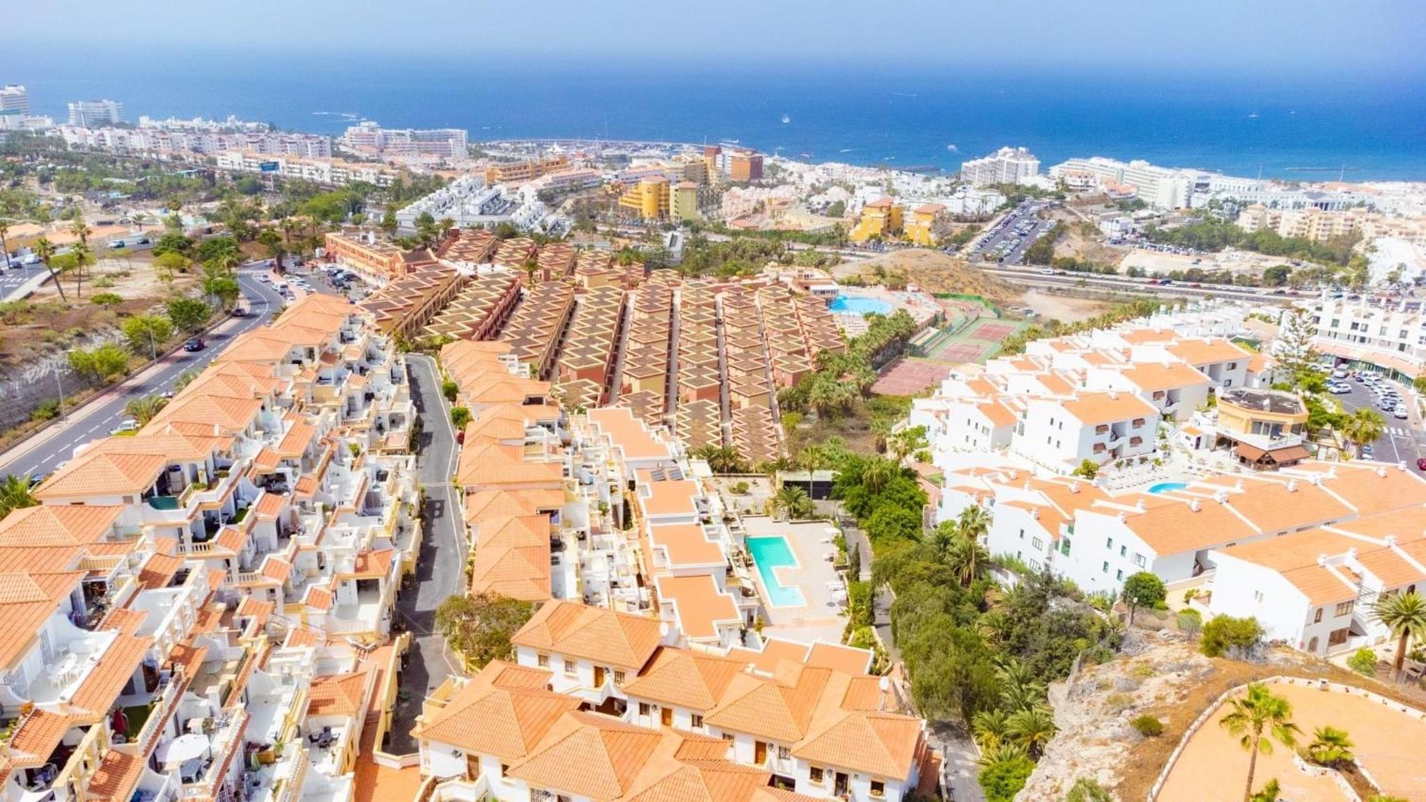 Stylish design w ocean & pool view, King size bed, Wifi,2 Smart Tv, street parking, 2 pools access view 4