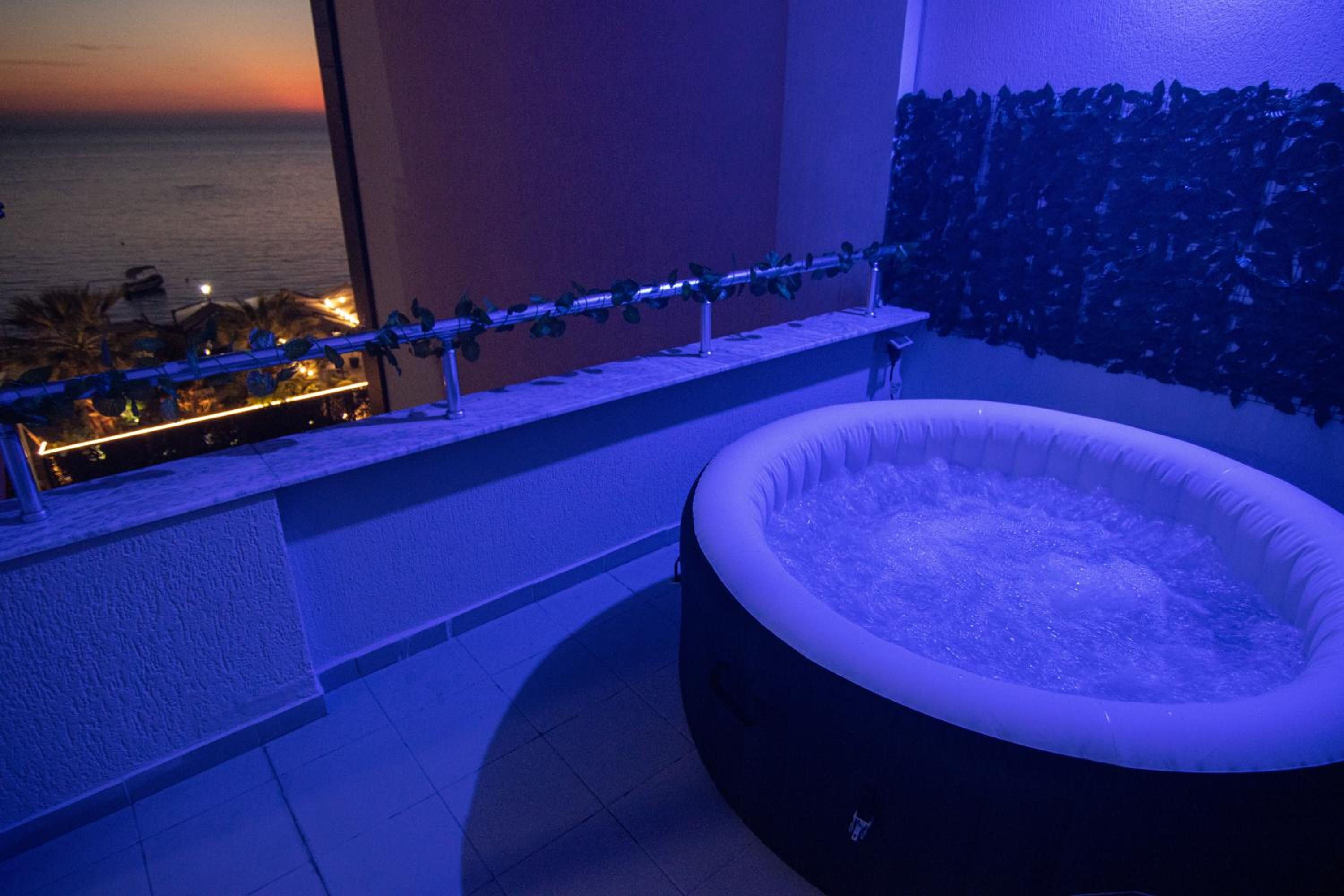 Amazing Paradise Sensation 2 Bedroom Luxury Apartment with a Jacuzzi