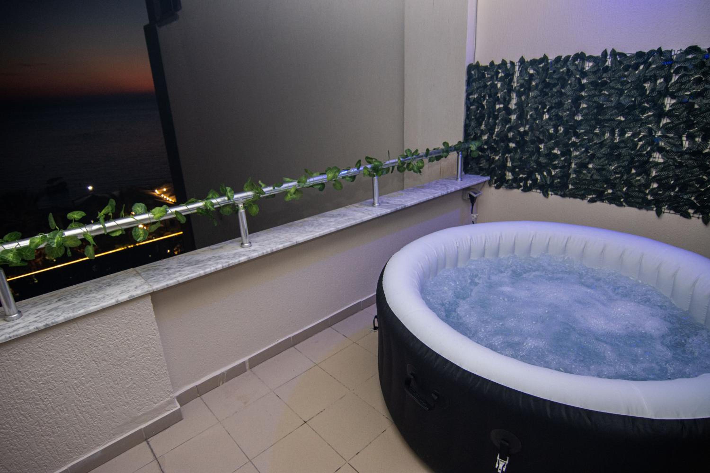 Amazing Paradise Sensation 2 Bedroom Luxury Apartment with a Jacuzzi