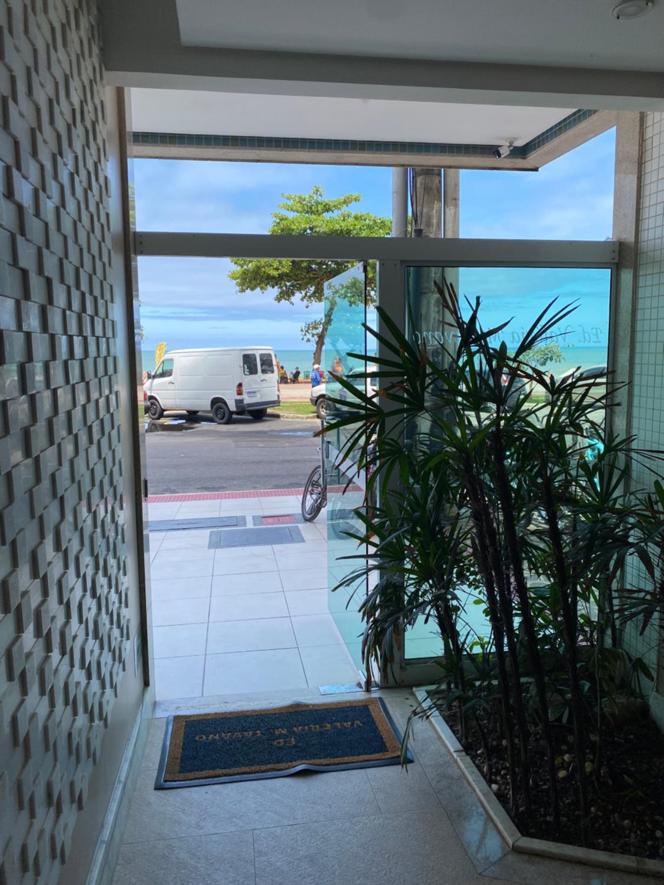 Ap prédio frente mar/pé na areia