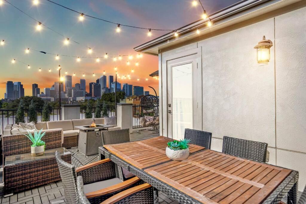 Luxury Downtown Home w Rooftop Deck in the Skyline view 4