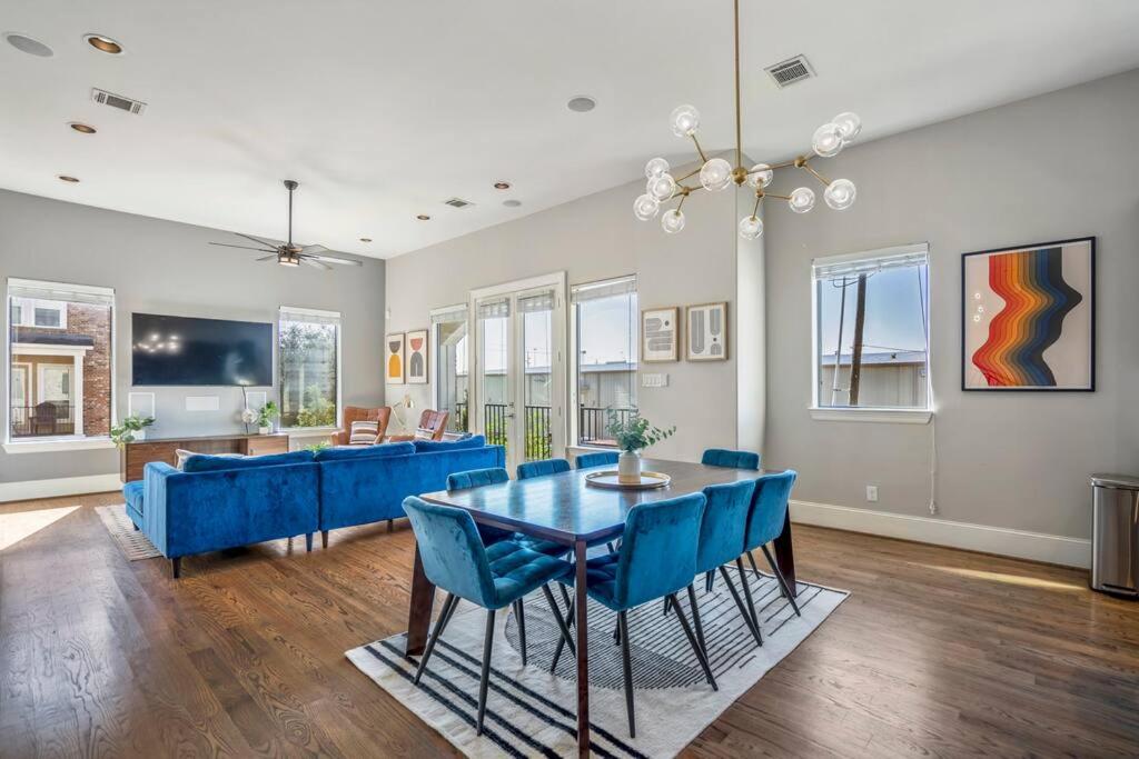 Luxury Downtown Home w Rooftop Deck in the Skyline view 5