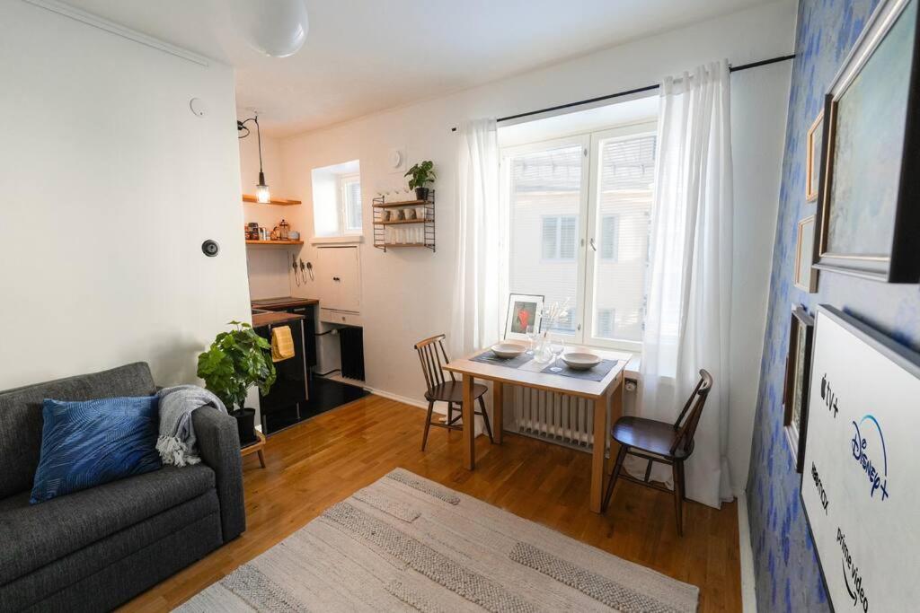 Top Floor Apartment for Urban Explorers & Remote Working view 5