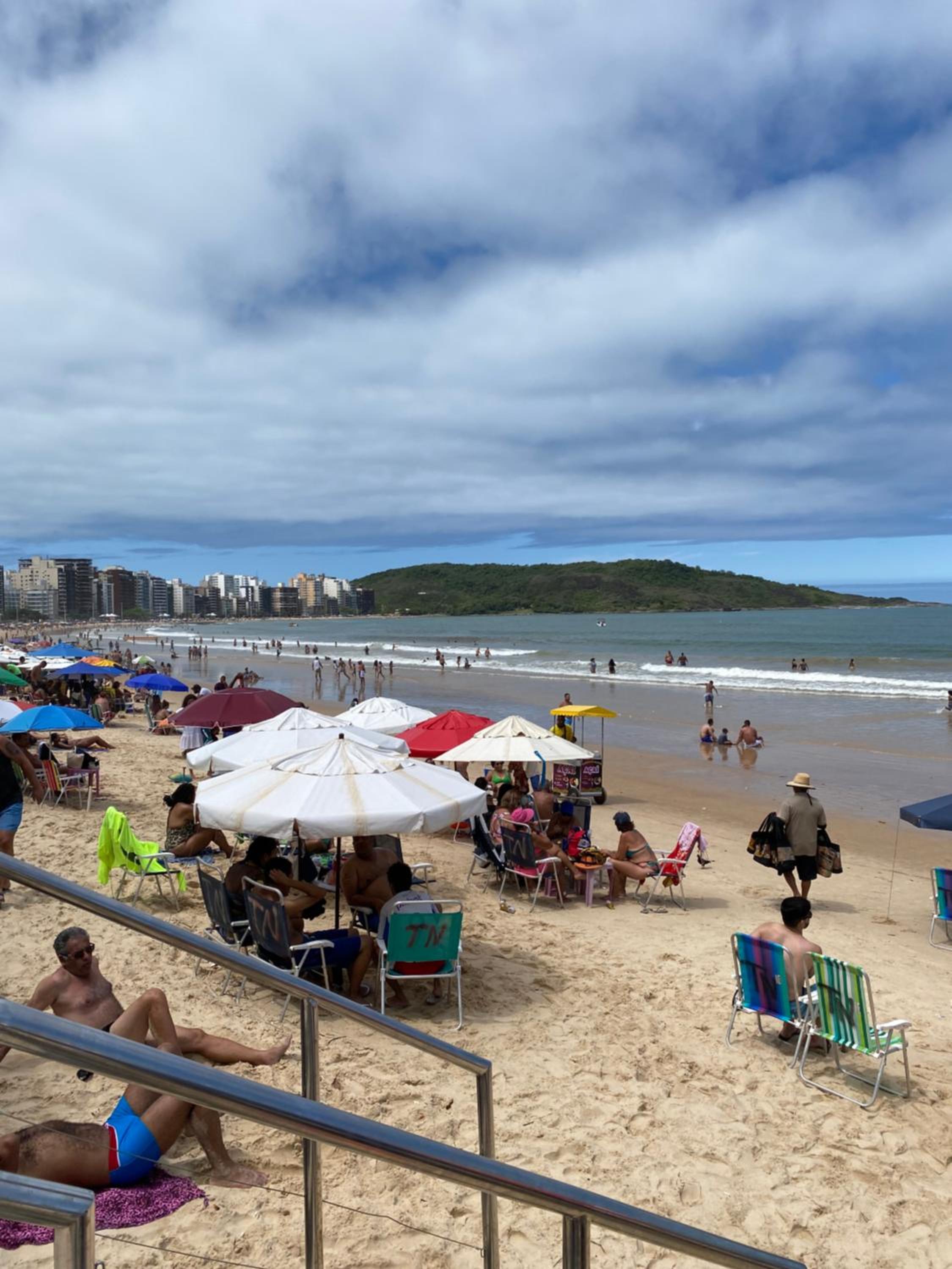 Ap prédio frente mar/pé na areia