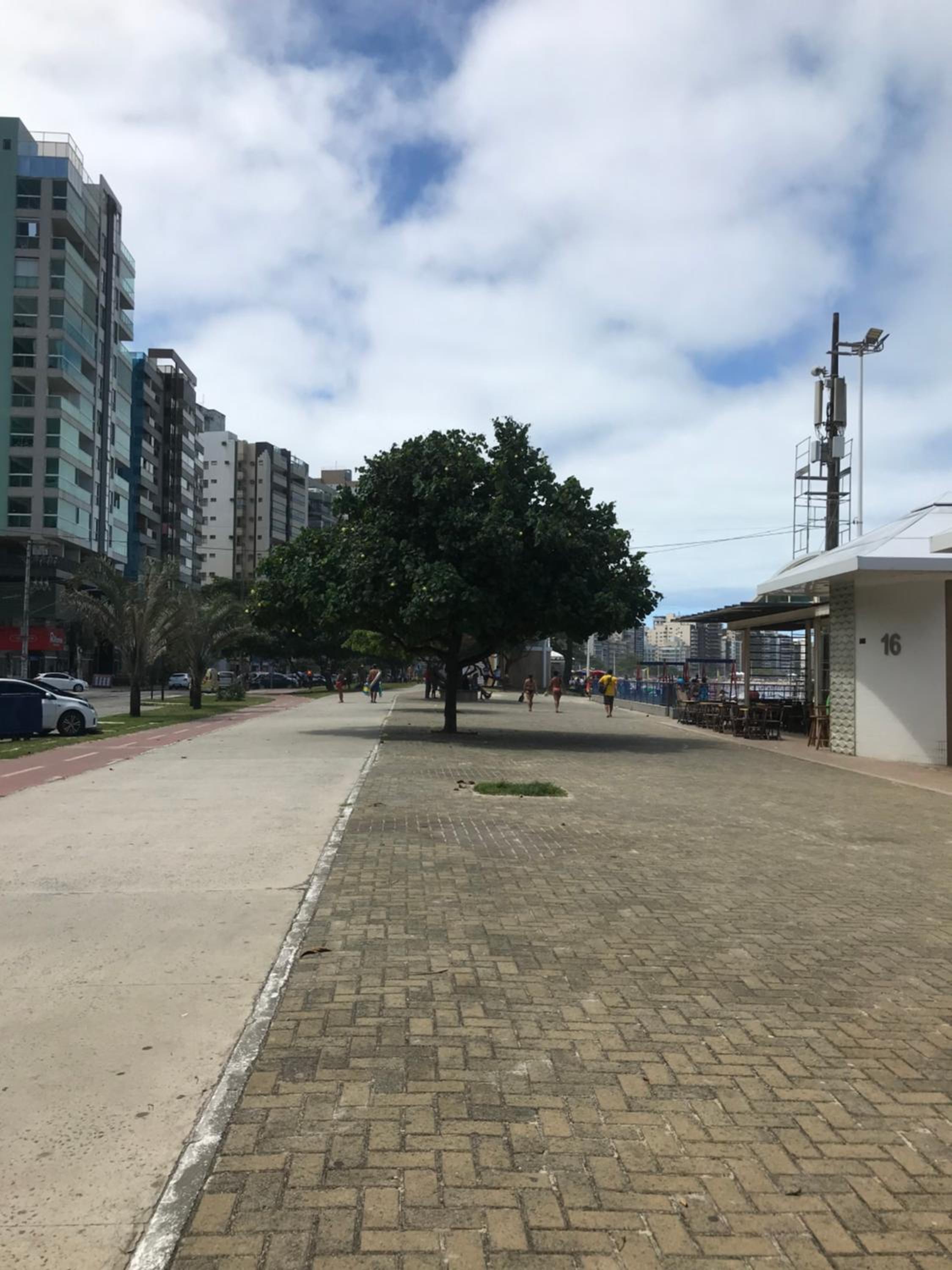 Ap prédio frente mar/pé na areia