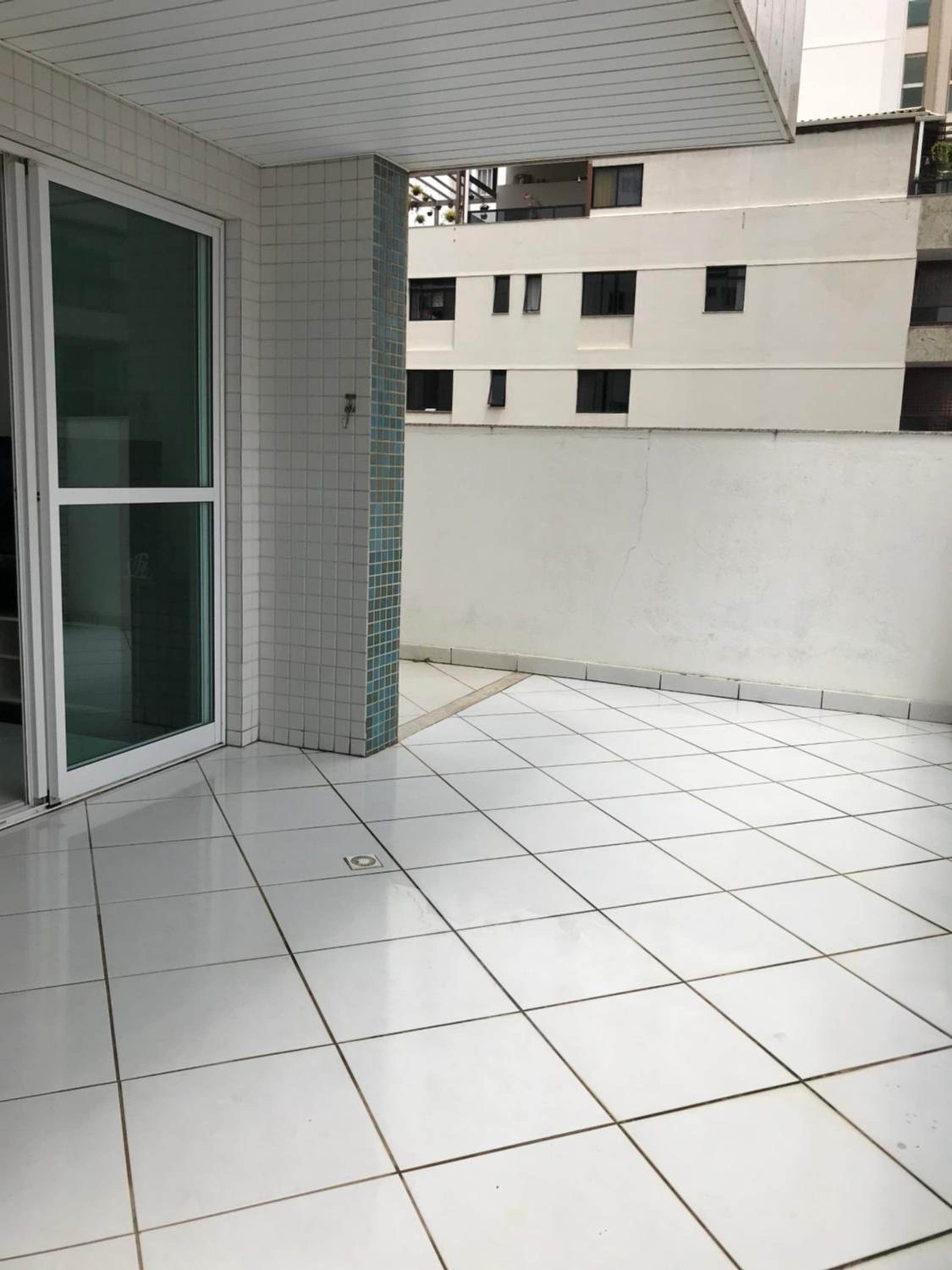 Ap prédio frente mar/pé na areia