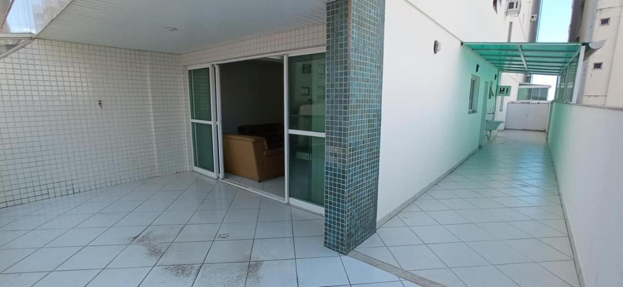 Ap prédio frente mar/pé na areia