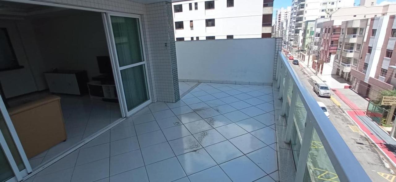 Ap prédio frente mar/pé na areia