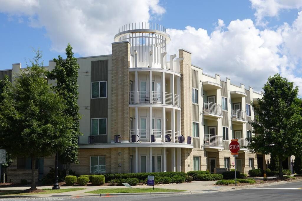 King Bed Studio - GREAT Walkability to Restaurants