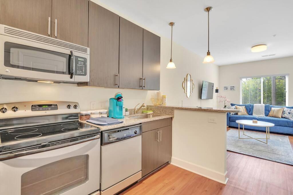King Bed Studio - GREAT Walkability to Restaurants