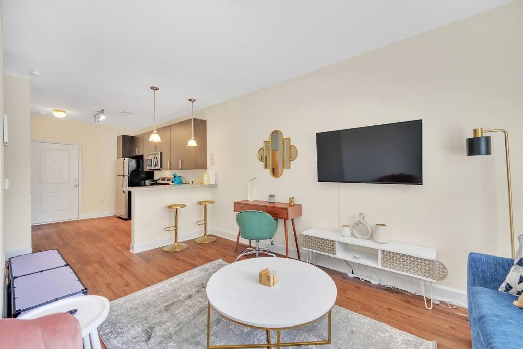 King Bed Studio - GREAT Walkability to Restaurants