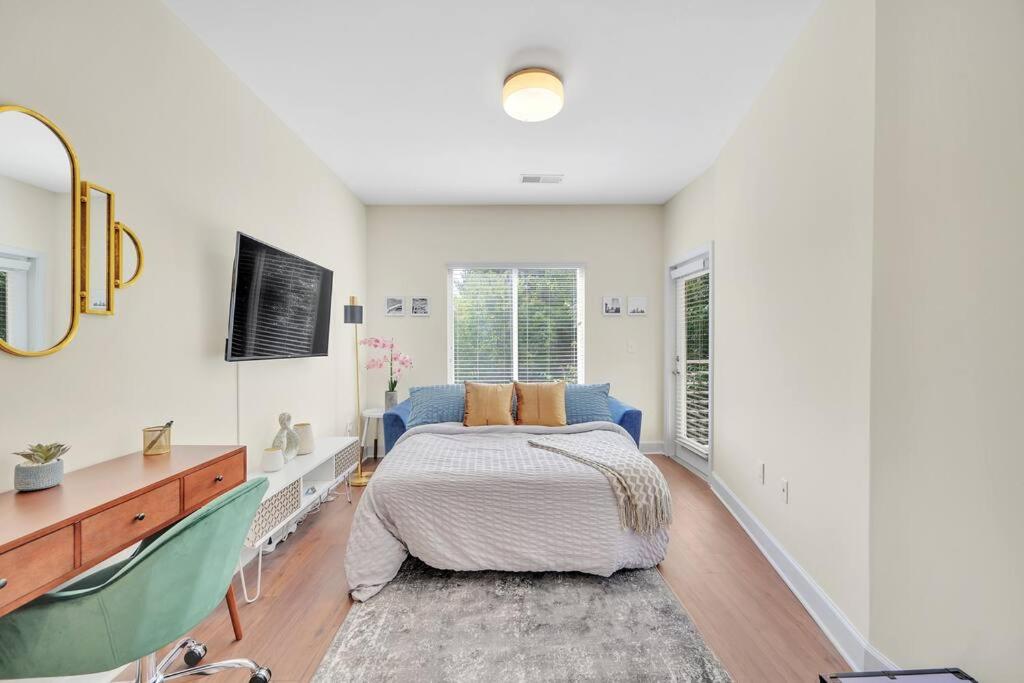 King Bed Studio - GREAT Walkability to Restaurants