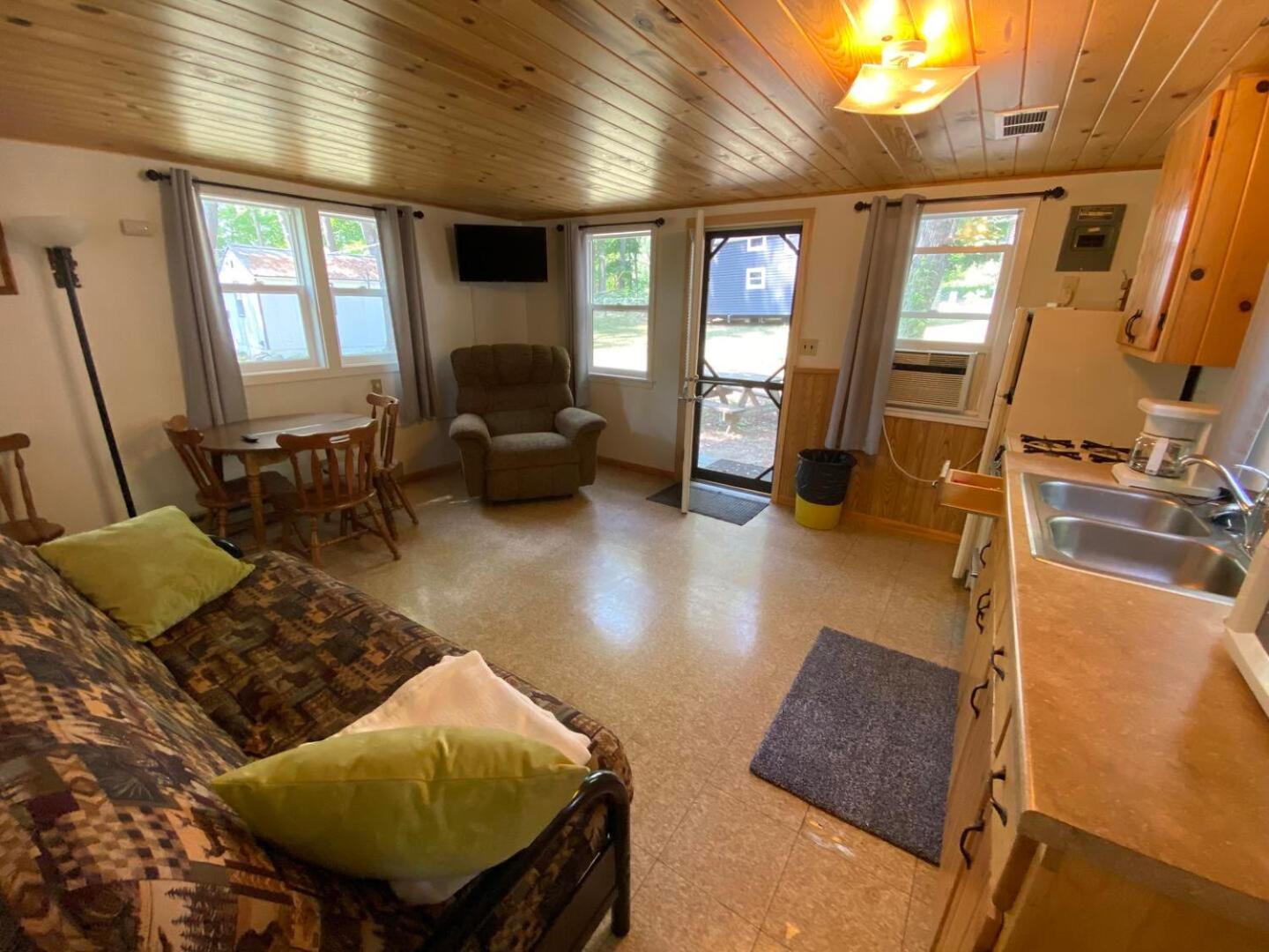Lincolnwood Cabin 6 view 5