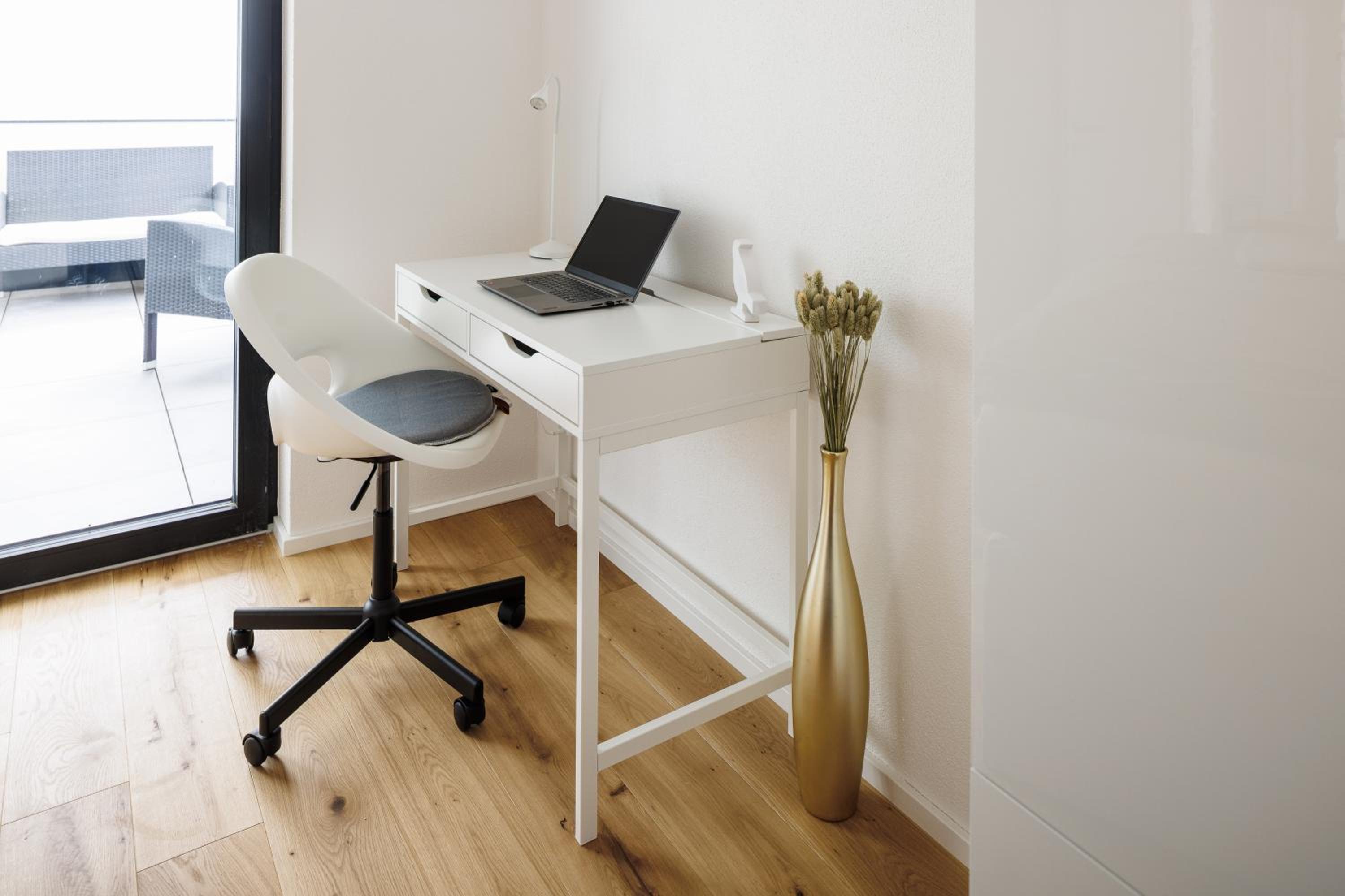 KEEP Business Suite H66-2 nahe Audi & Schwarz Gruppe mit Balkon, Netflix & Parkplatz