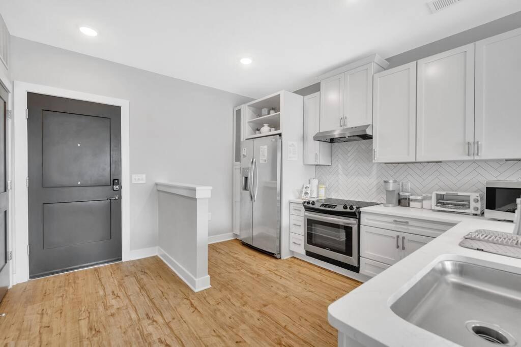 Organic Modern ~ King Bed ~ In Plaza Midwood view 4