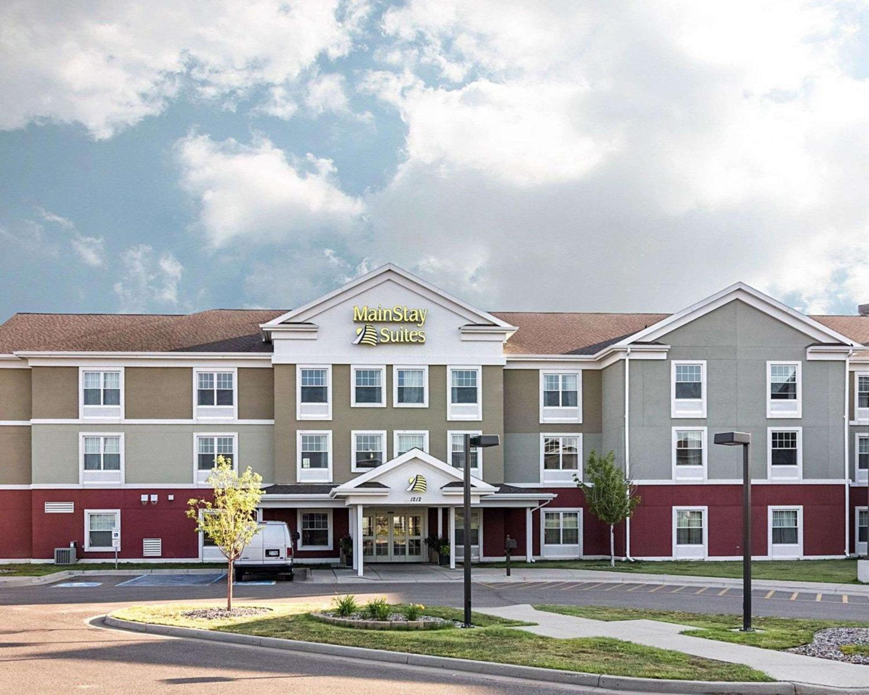 Minot Vacations - MainStay Suites Minot - Property Image 1