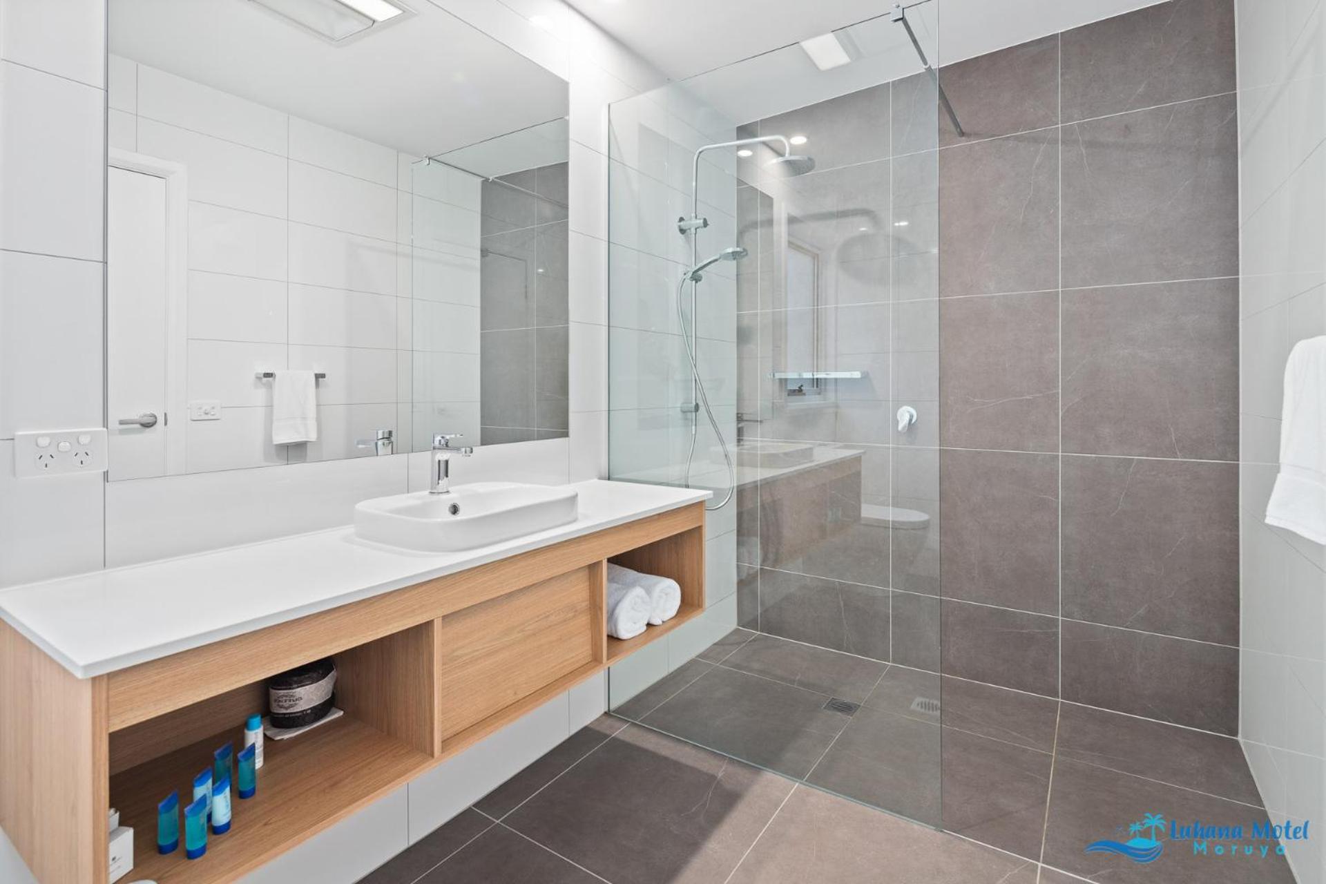 Hive Hotel, Moruya