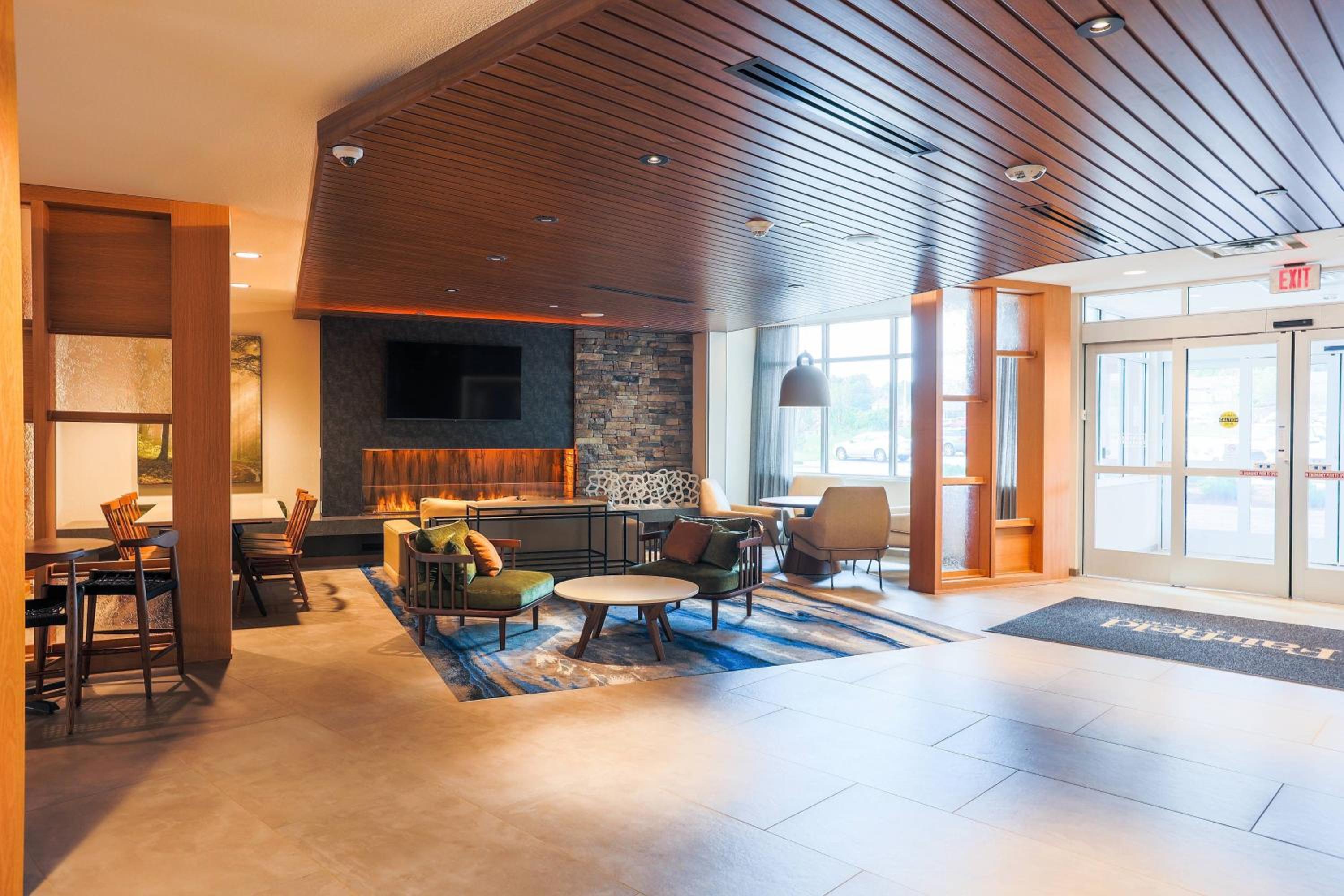 Marquette Vacations - Fairfield Inn  Suites Marquette - Property Image 10