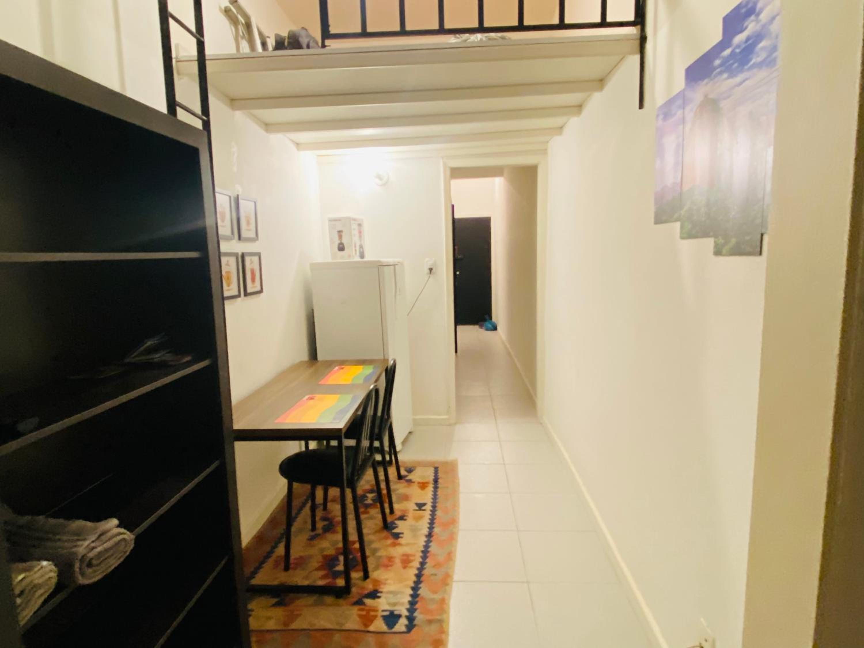 STUDIO COMPLETO na praia de COPACABANA, perto Ipanema Gal Osório, com ar, wifi, netflix, até 3 pessoas, pauloangerami SF138