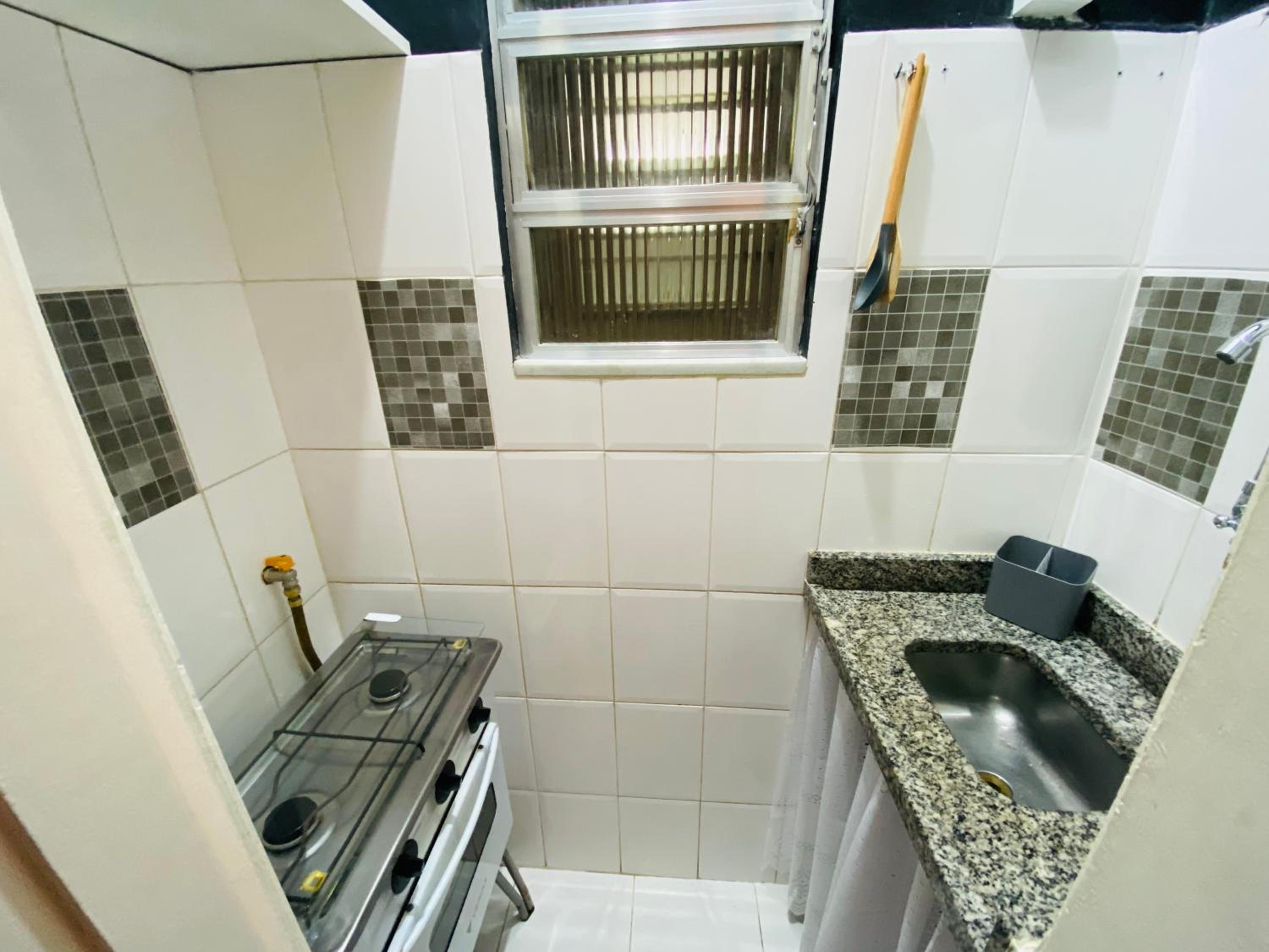 STUDIO COMPLETO na praia de COPACABANA, perto Ipanema Gal Osório, com ar, wifi, netflix, até 3 pessoas, pauloangerami SF138