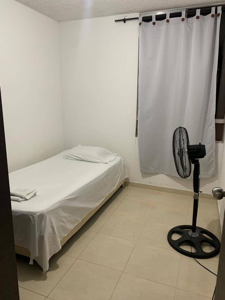 Apto de 3 habitaciones con ventilador y parqueadero comunal
