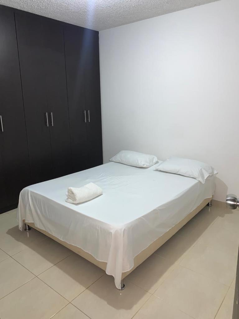 Apto de 3 habitaciones con ventilador y parqueadero comunal