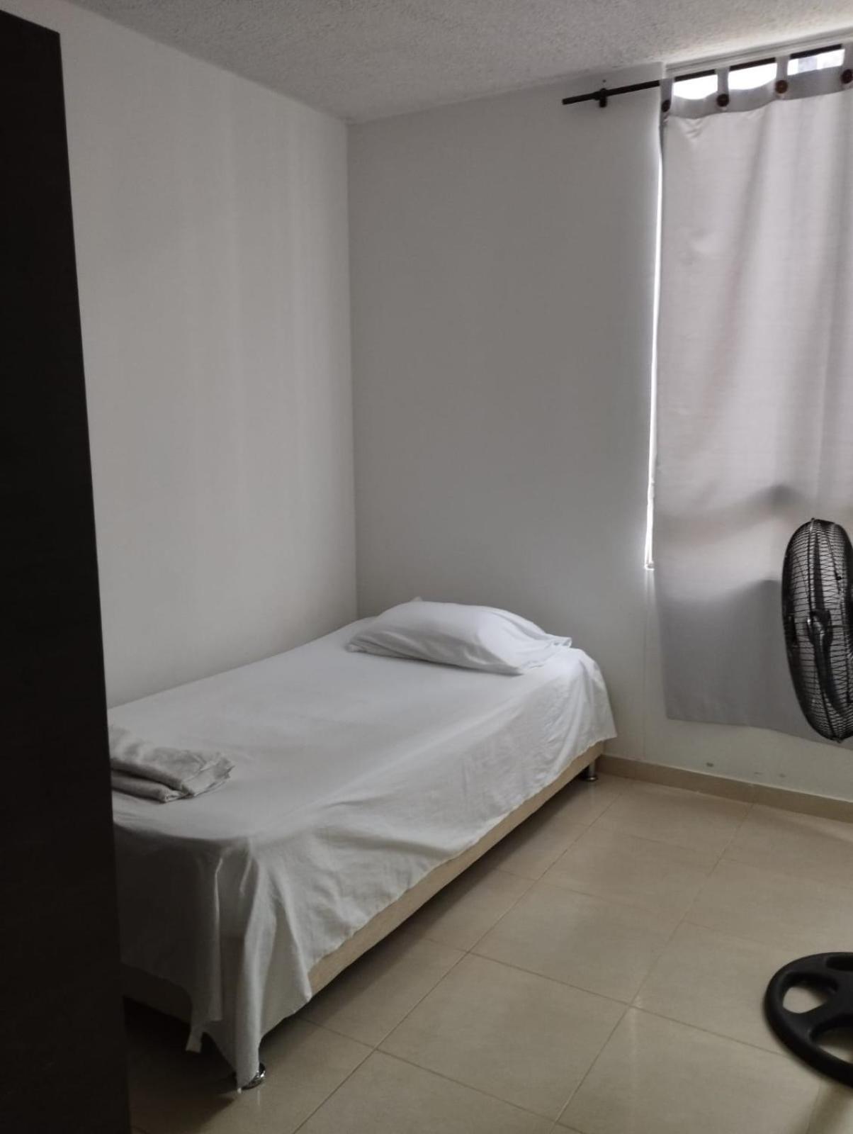 Apto de 3 habitaciones con ventilador y parqueadero comunal