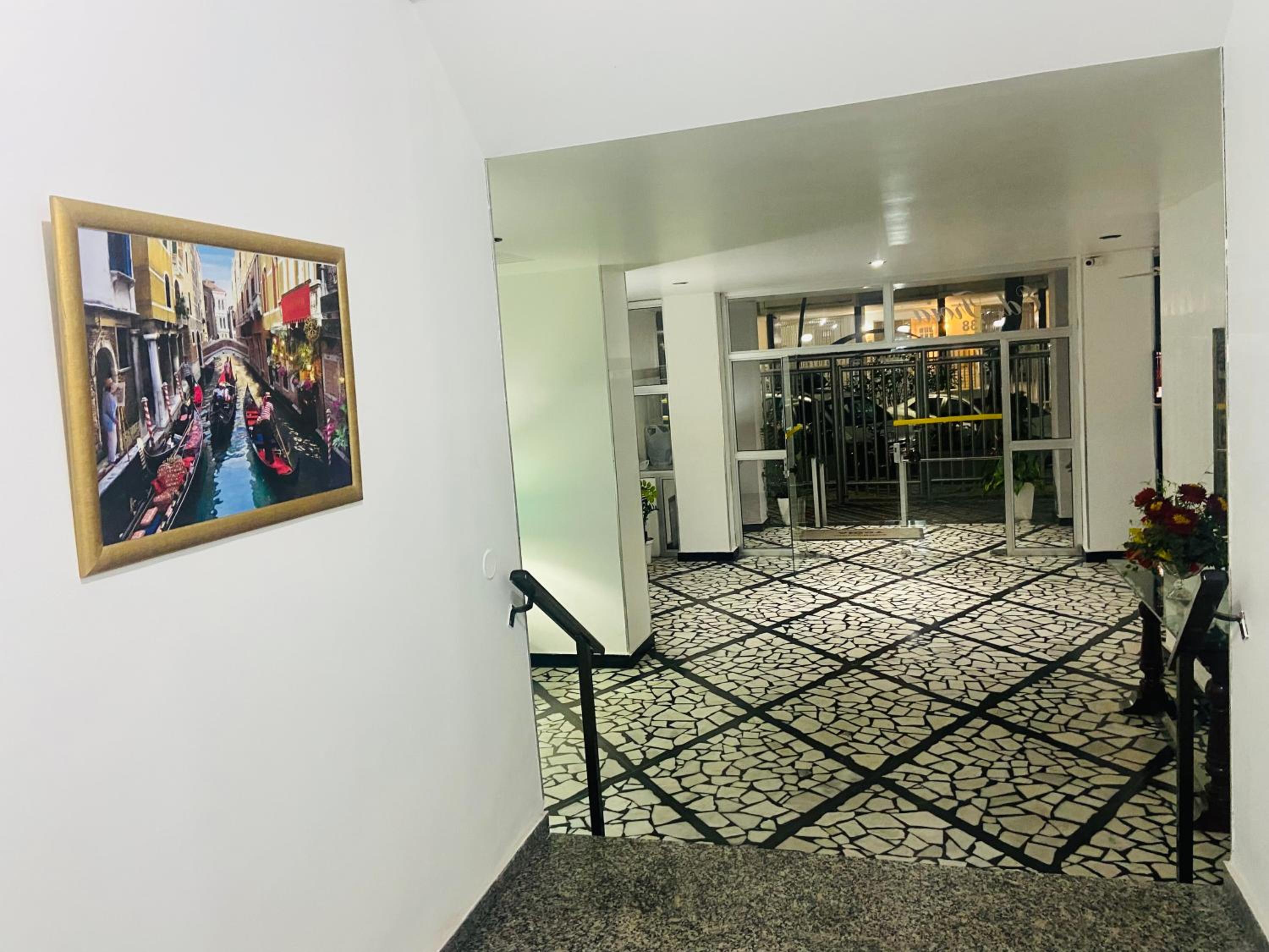 STUDIO COMPLETO na praia de COPACABANA, perto Ipanema Gal Osório, com ar, wifi, netflix, até 3 pessoas, pauloangerami SF138