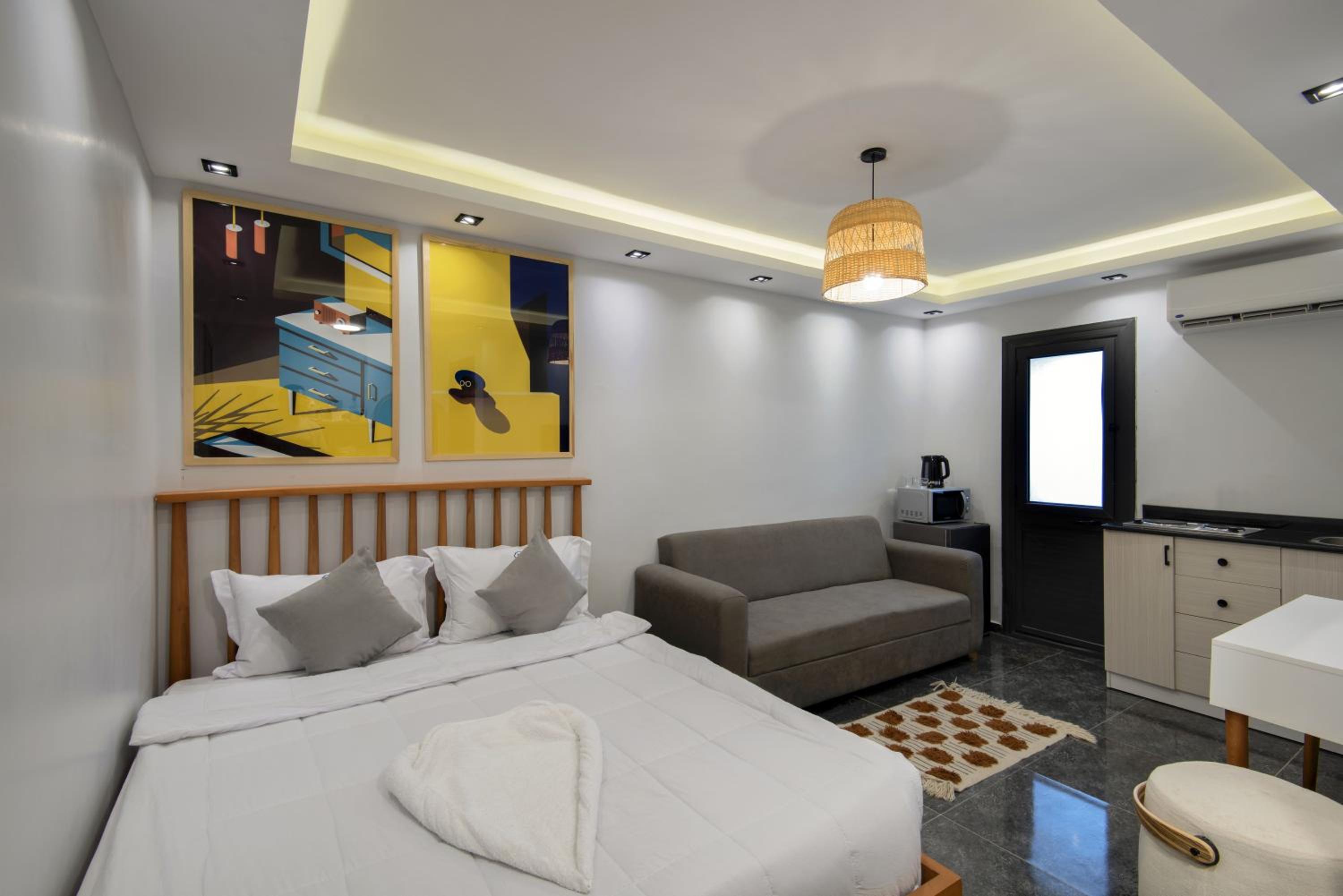 Travelholic AUC Residence