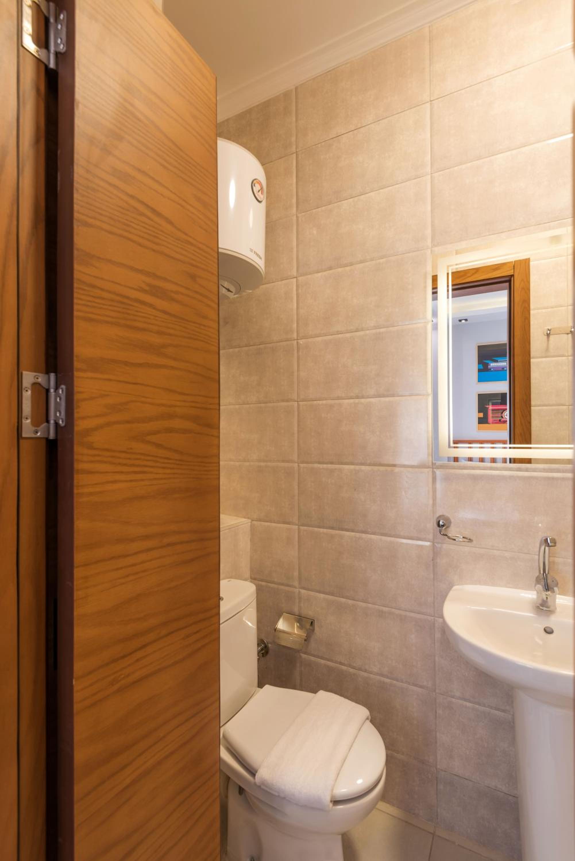 Travelholic AUC Residence