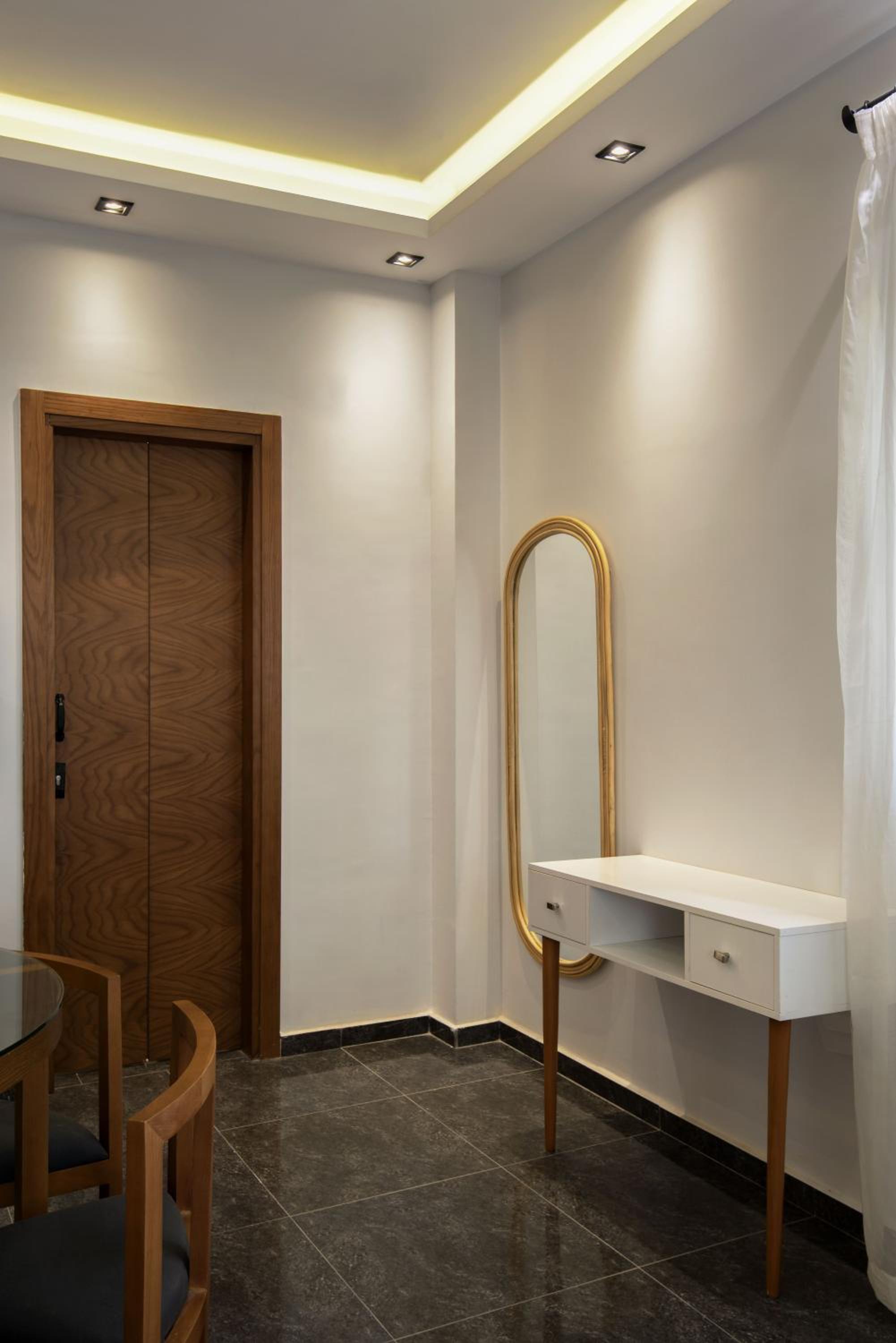 Travelholic AUC Residence