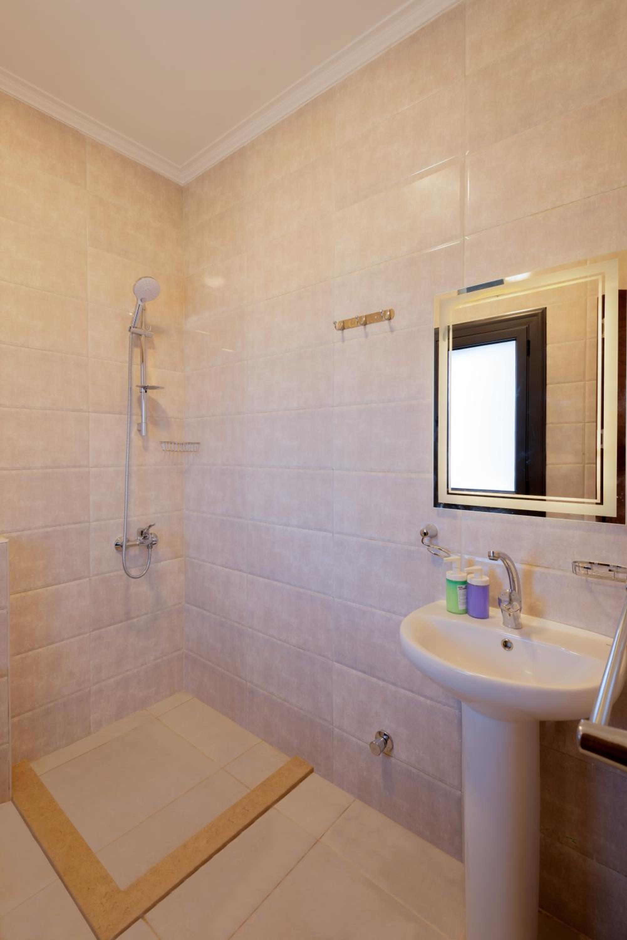 Travelholic AUC Residence