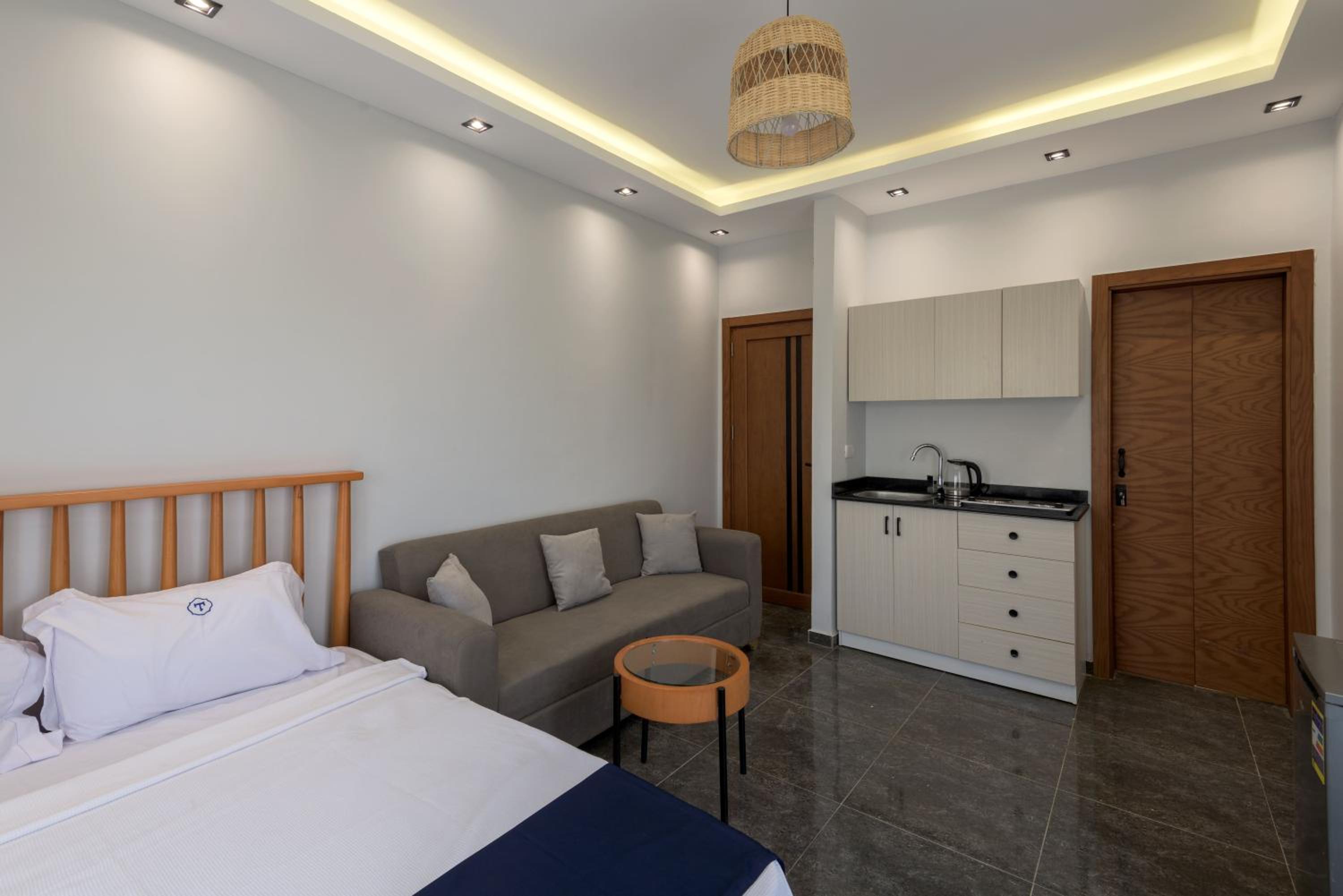 Travelholic AUC Residence