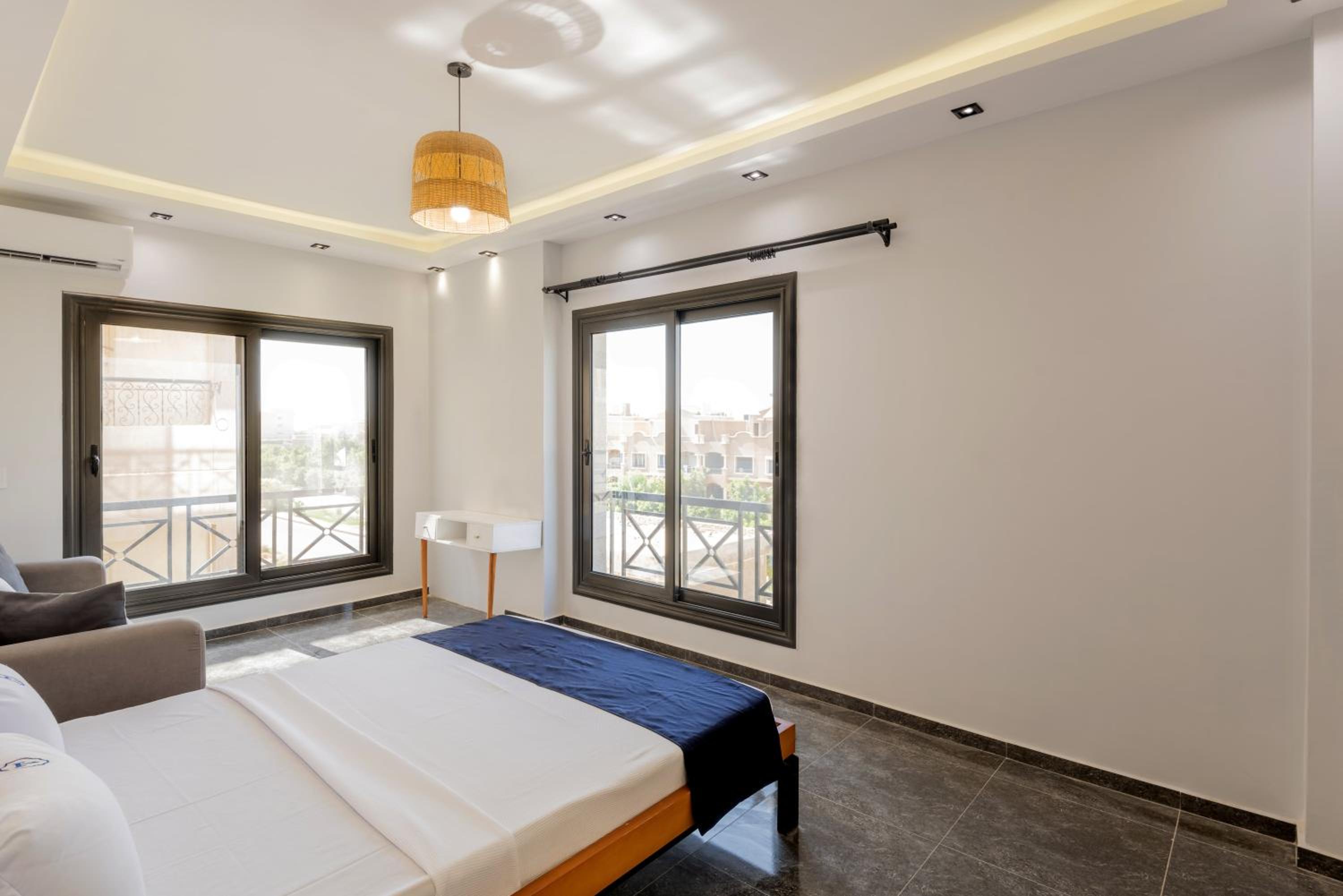 Travelholic AUC Residence