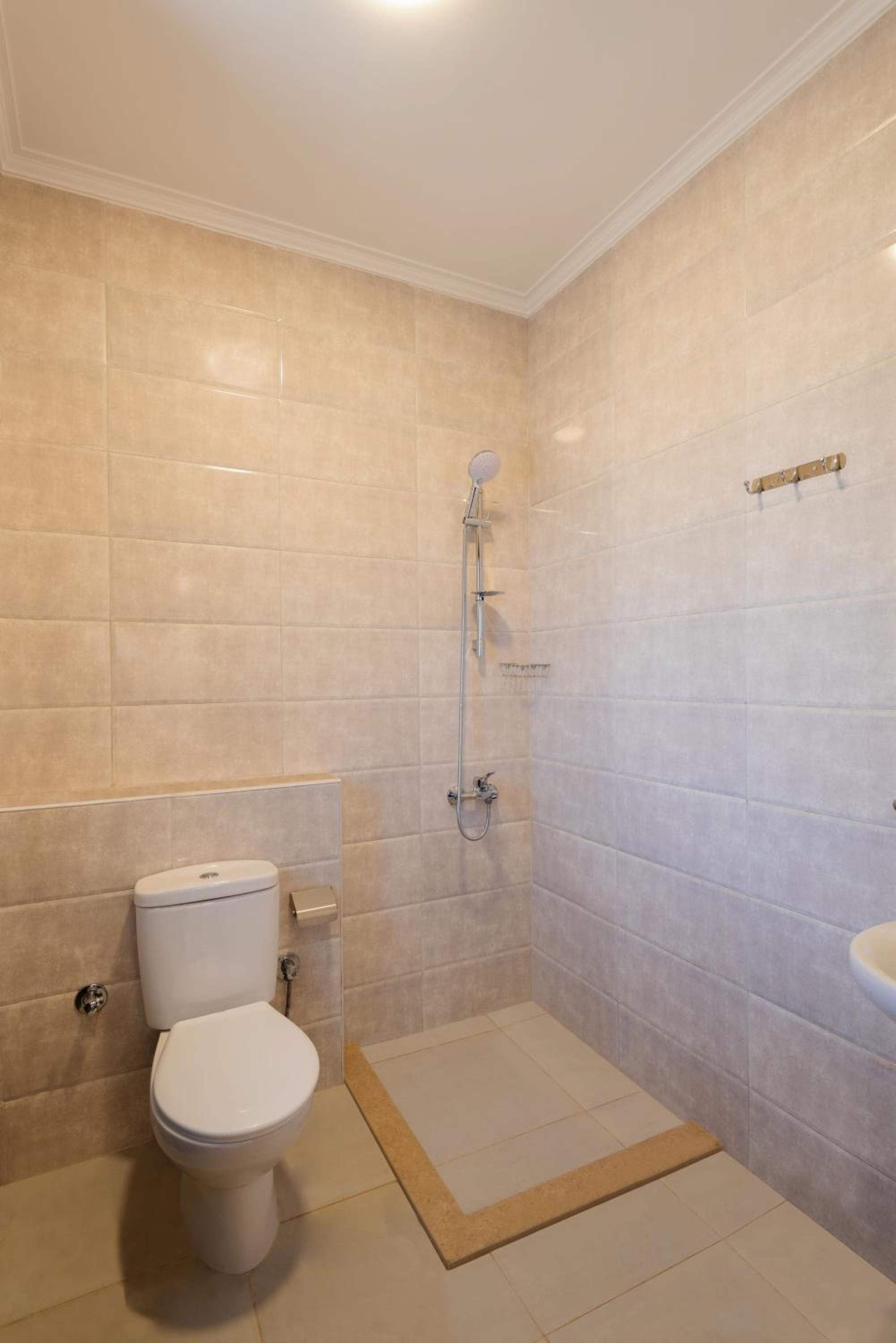 Travelholic AUC Residence