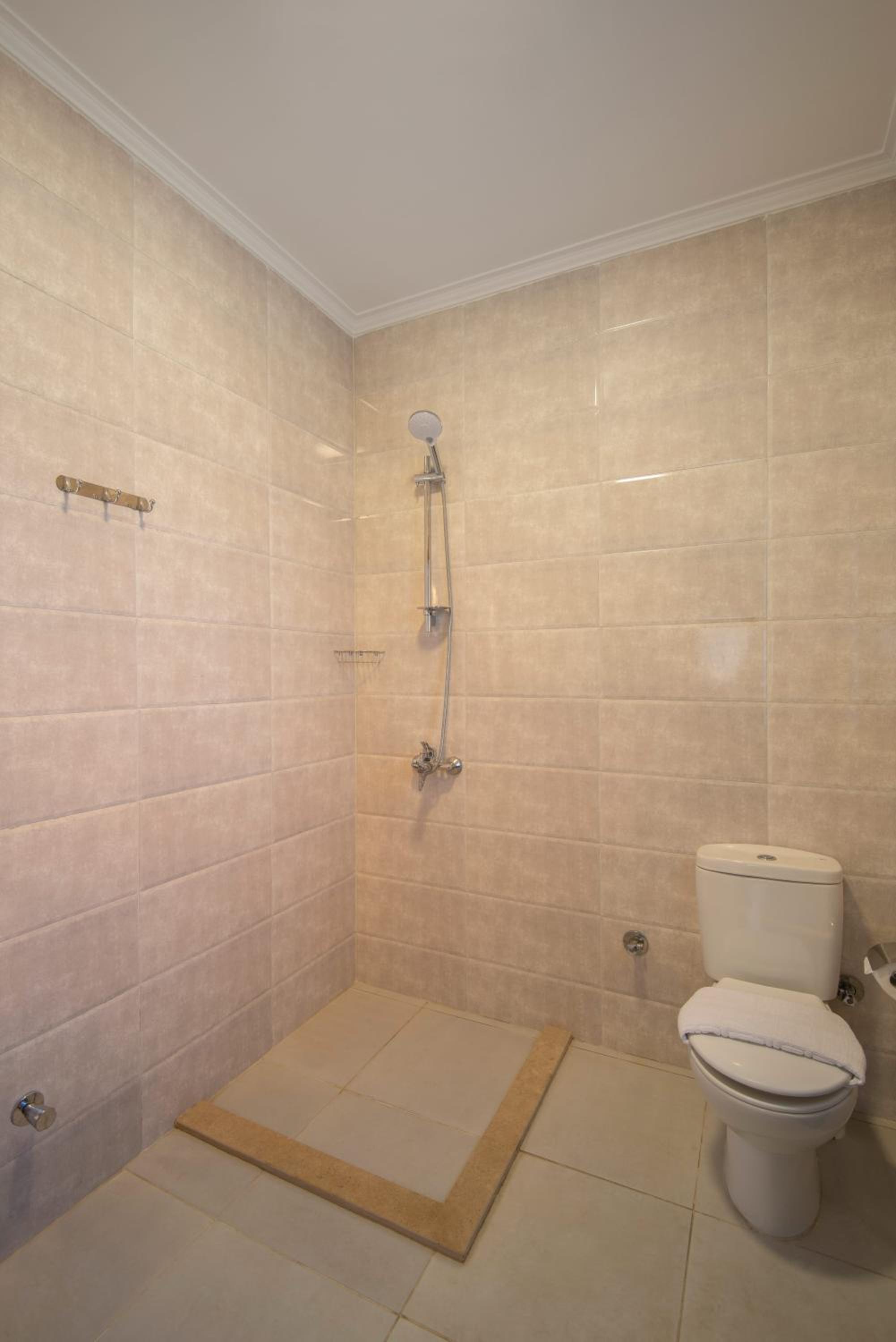 Travelholic AUC Residence