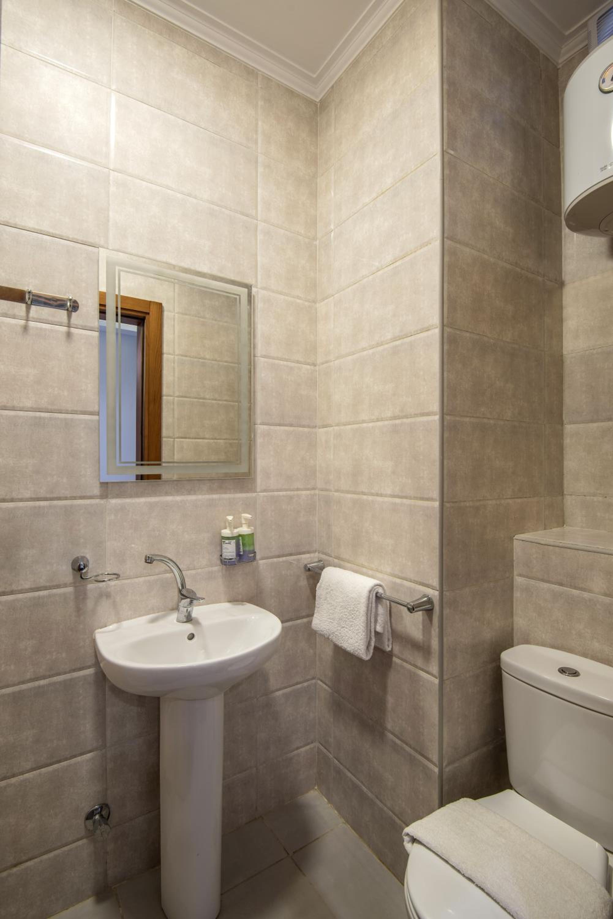 Travelholic AUC Residence