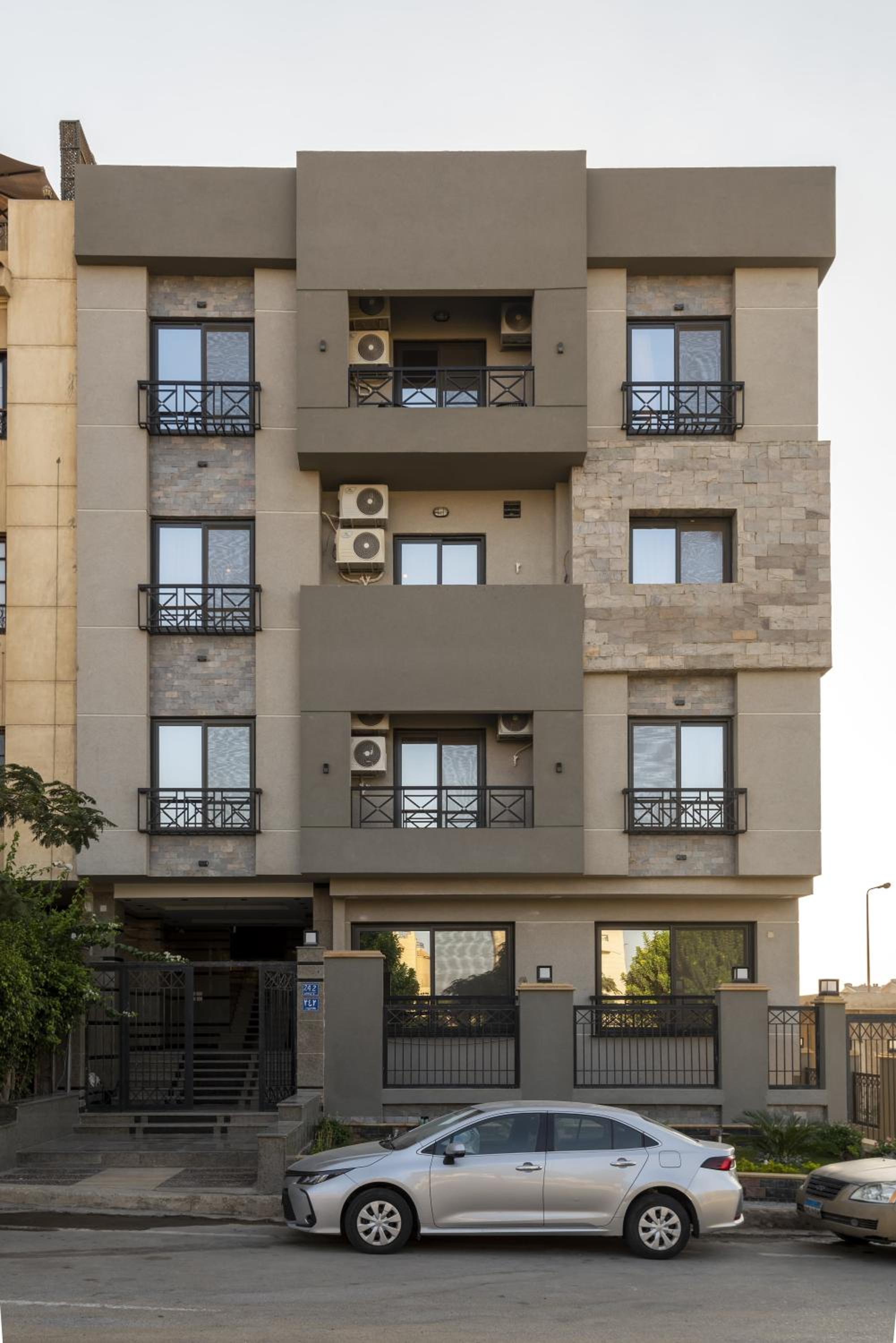 Travelholic AUC Residence