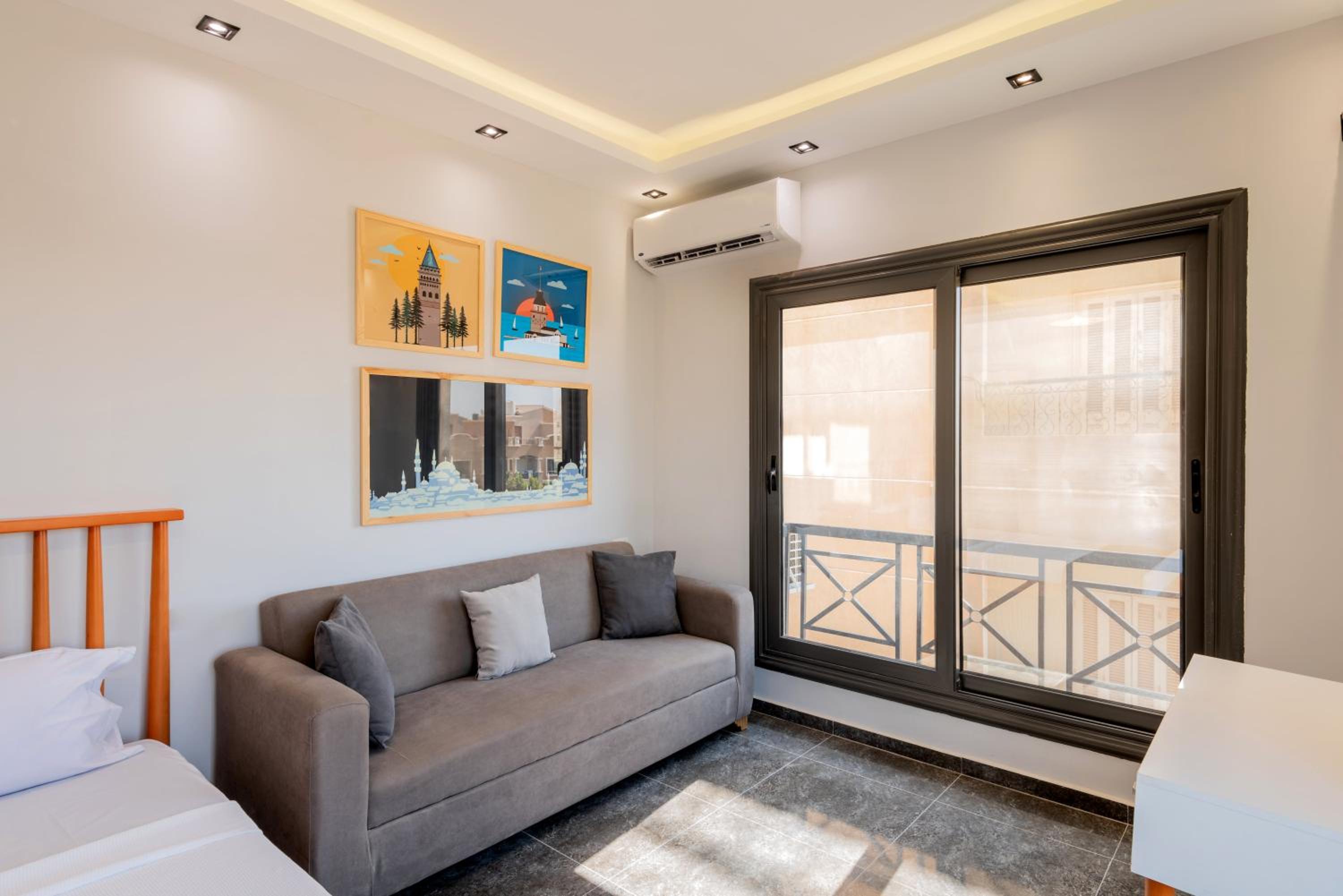 Travelholic AUC Residence