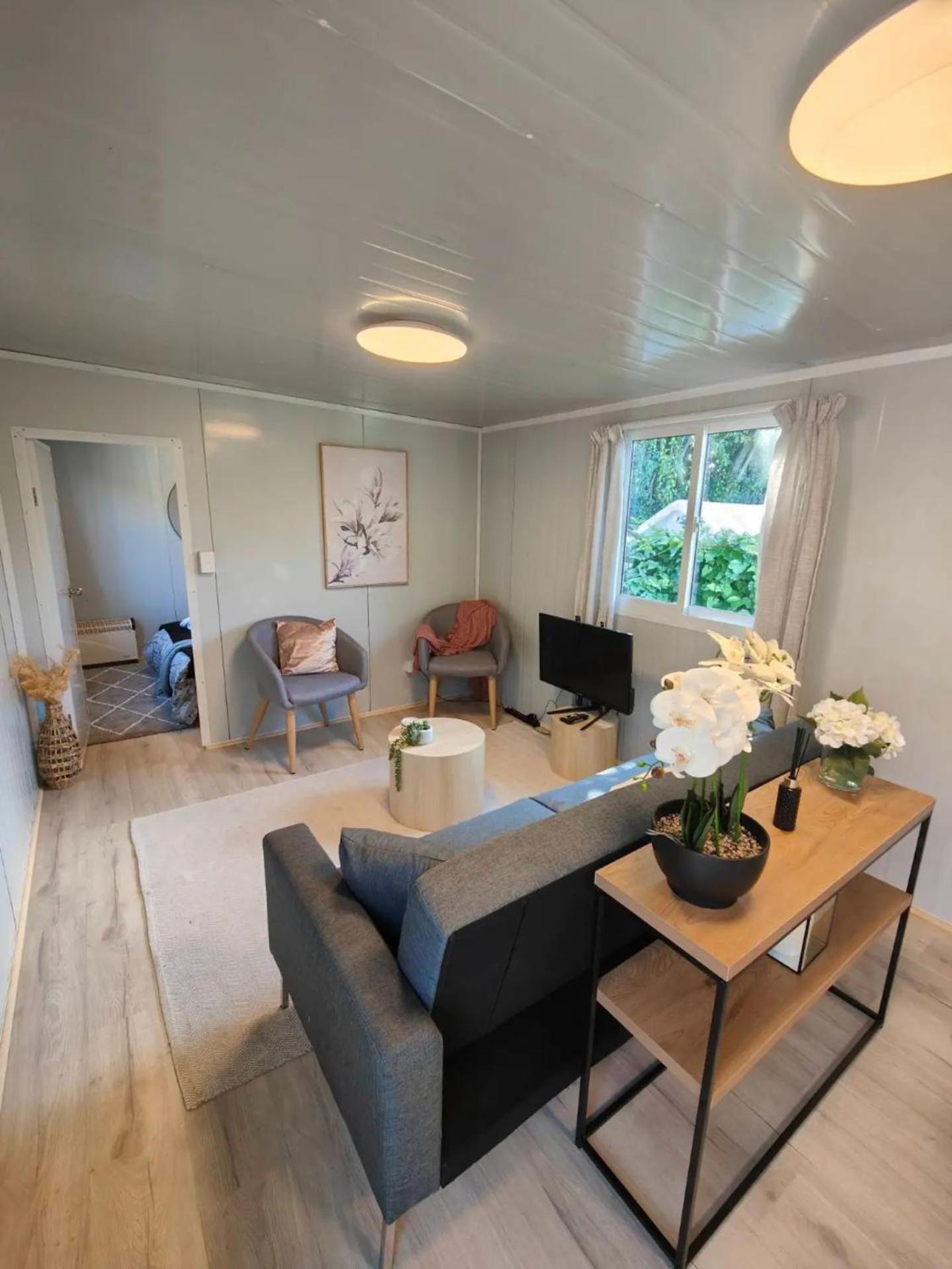 30m2 Tiny Home with Parking 5 Mins to One NZ Stadium view 4
