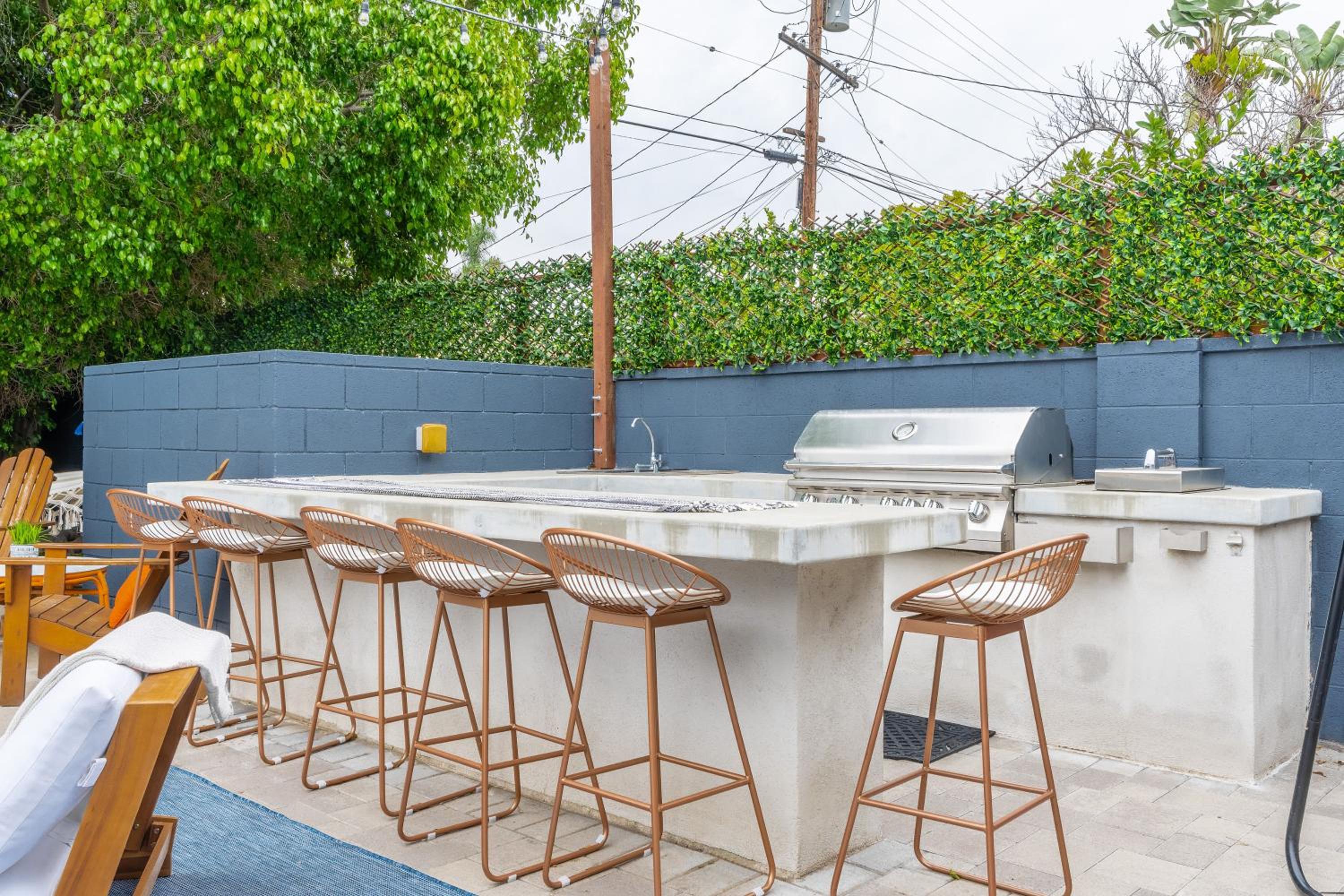 Angel&Rose Universal Hollywood Heated Pool House King Bed