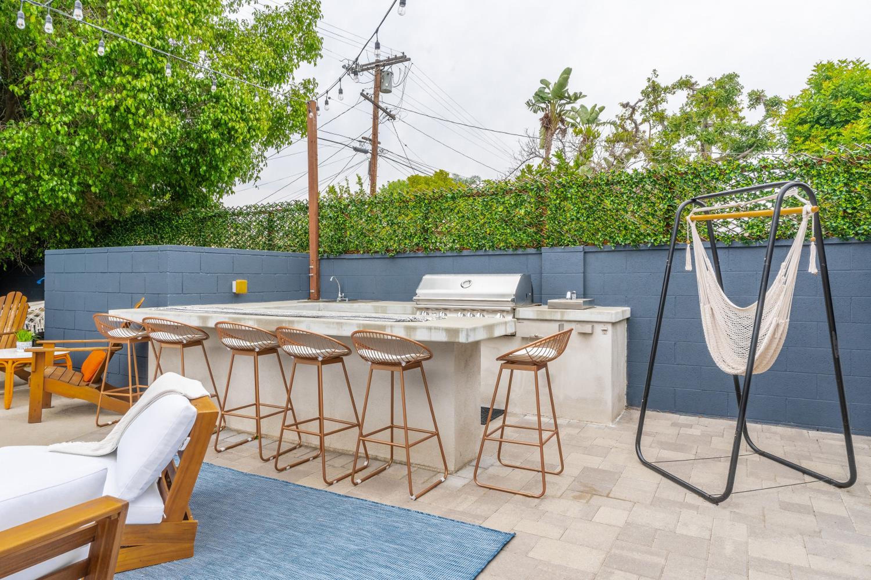 Angel&Rose Universal Hollywood Heated Pool House King Bed