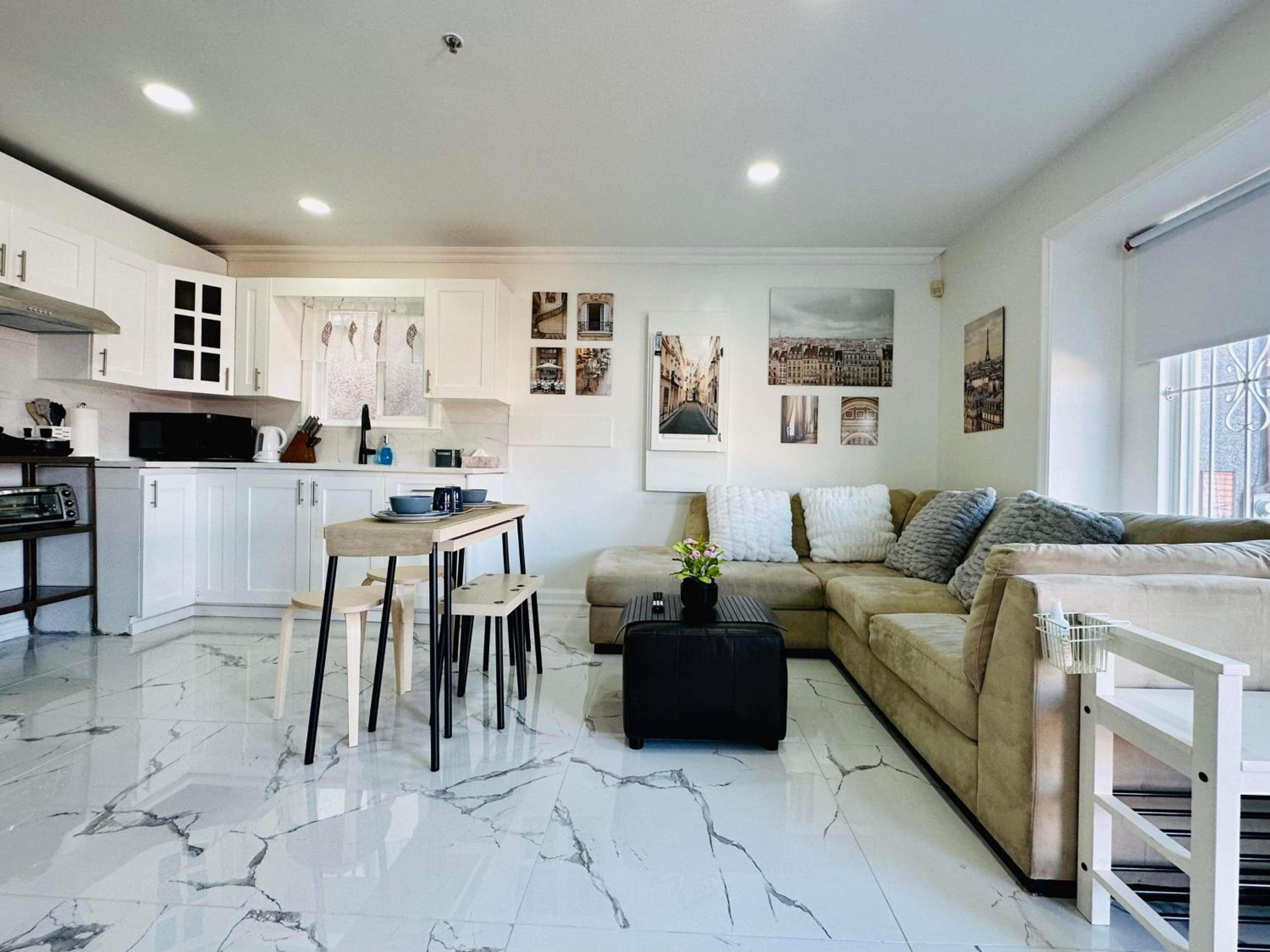 Vancouver Vacations - 2BR 1BA Guest Suite with King Bed - Free Parking - Renfrew Station - Central Location - Property Image 1