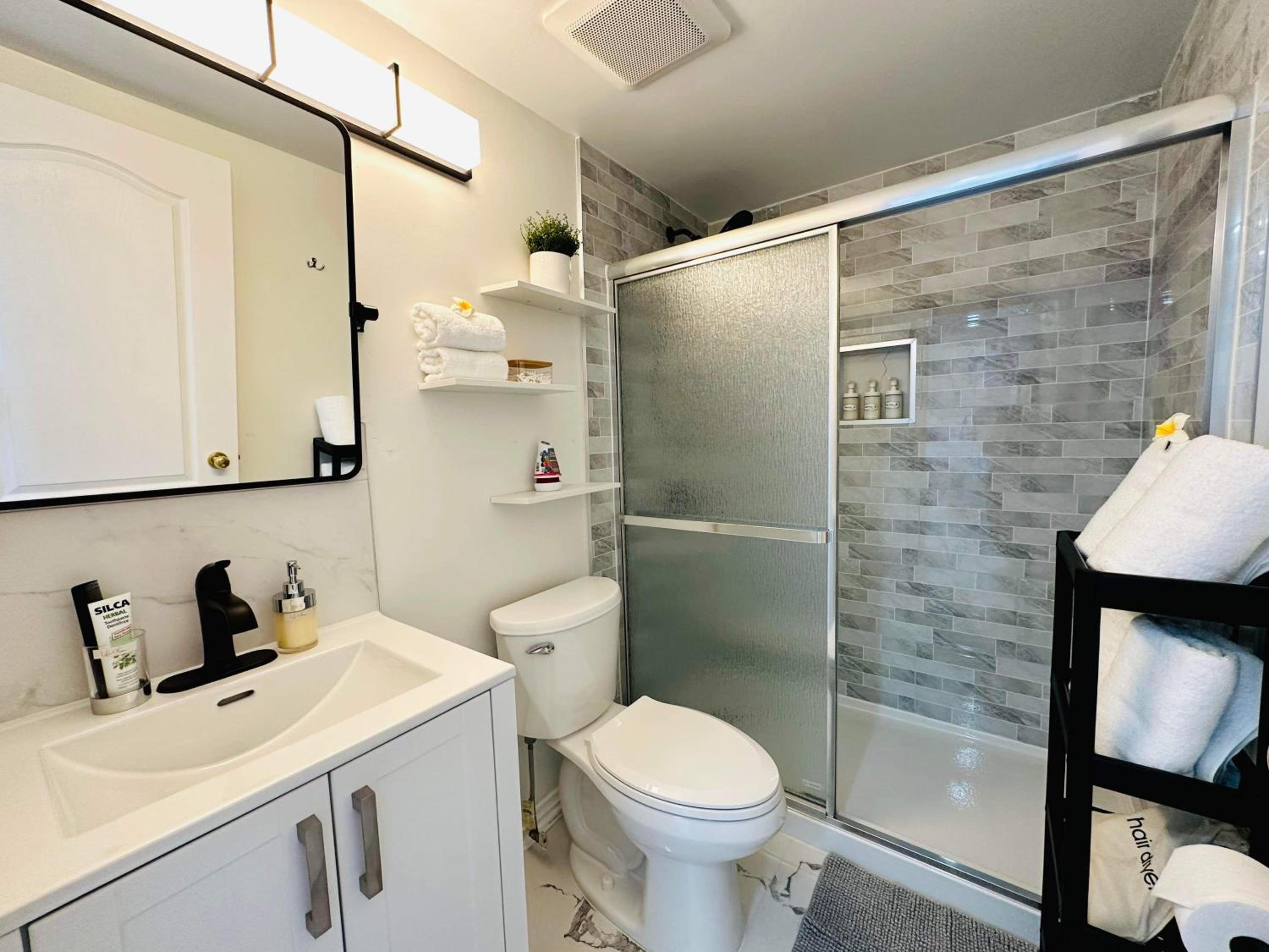 2BR 1BA Guest Suite with King Bed - Free Parking - Renfrew Station - Central Location