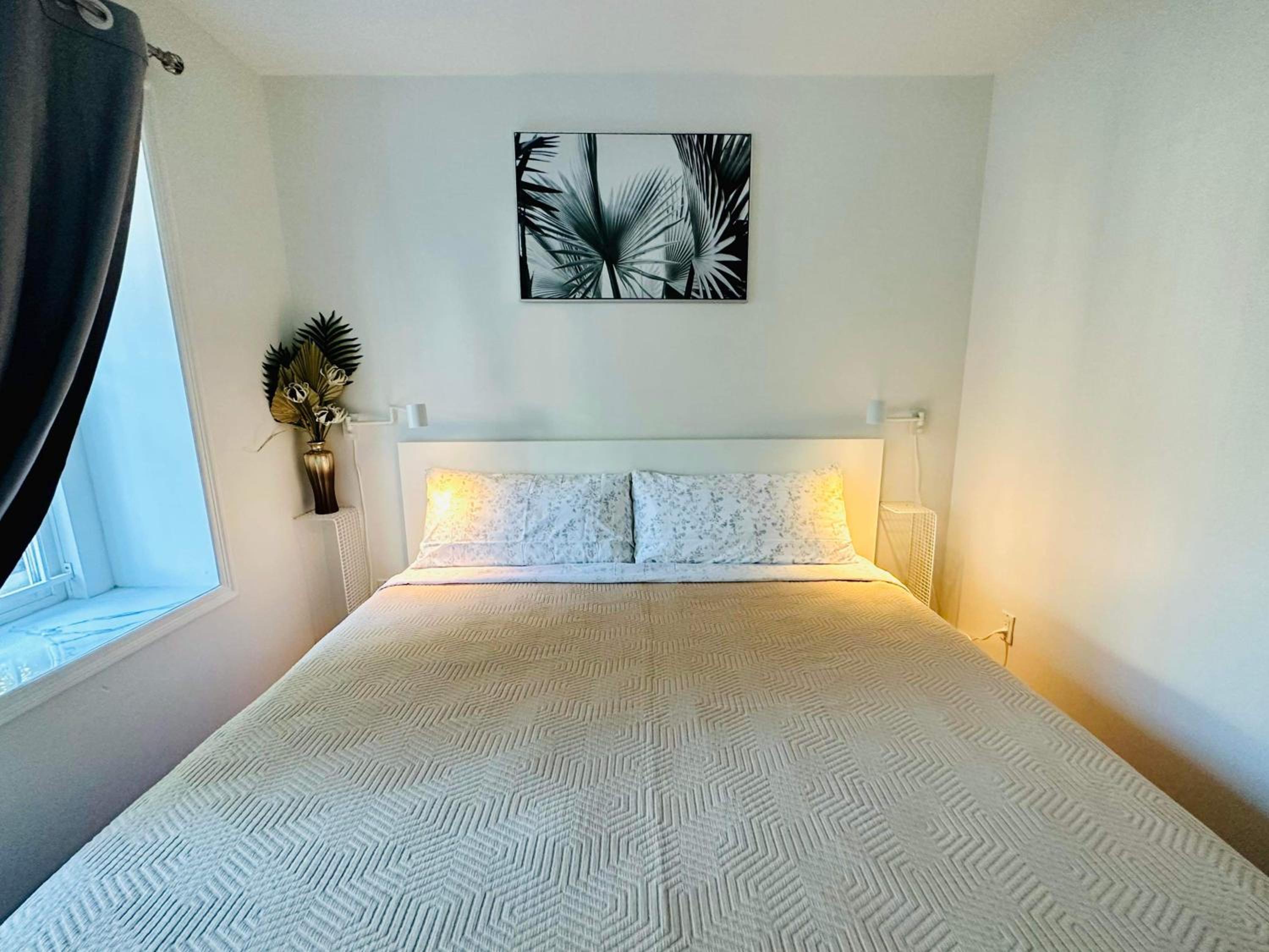 2BR 1BA Guest Suite with King Bed - Free Parking - Renfrew Station - Central Location