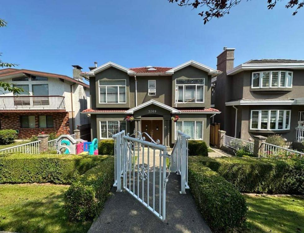 Vancouver Vacations - 2BR 1BA Guest Suite with King Bed - Free Parking - Renfrew Station - Central Location - Property Image 5