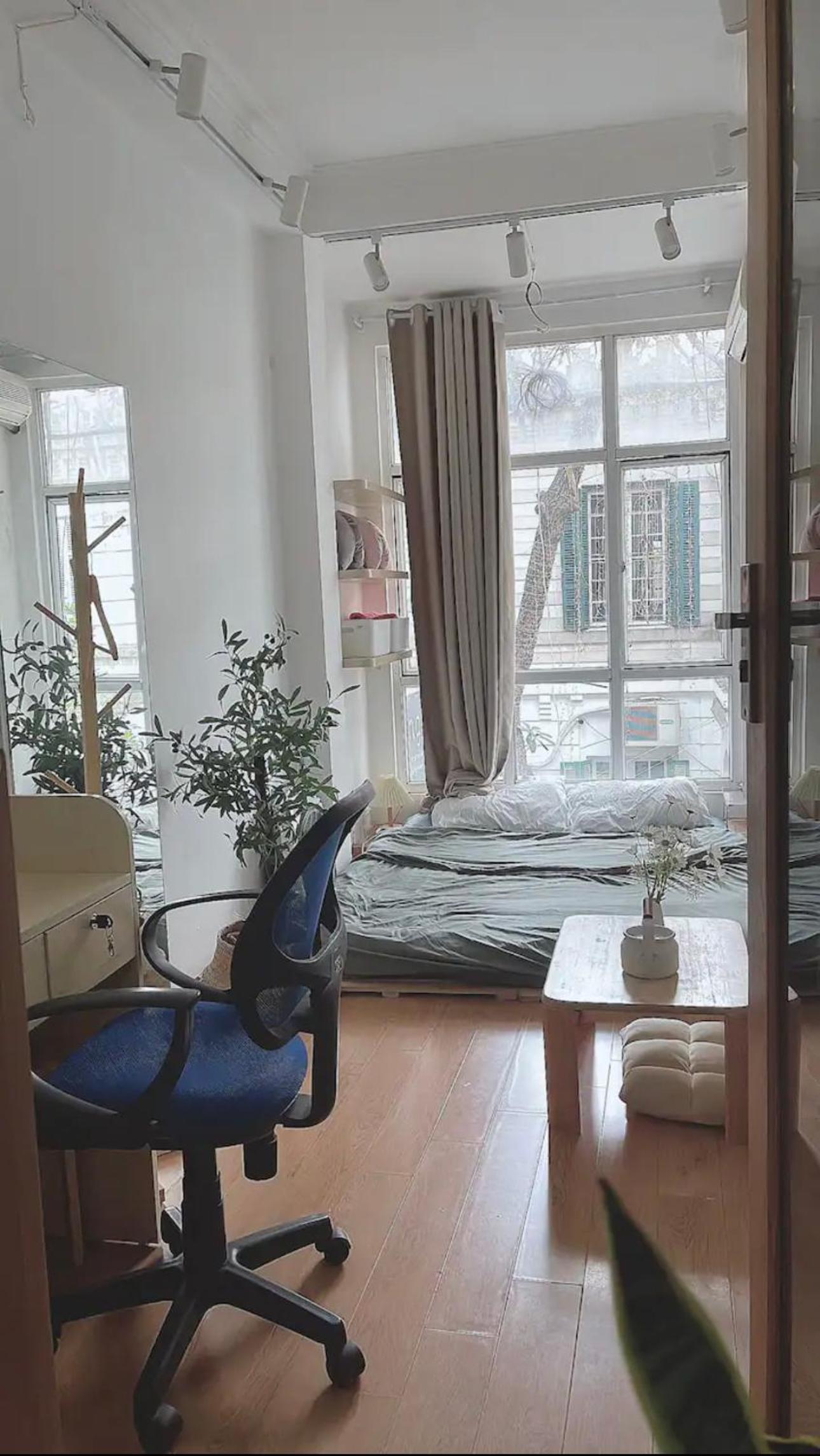 Bright Large Window Room Private External Bathroom